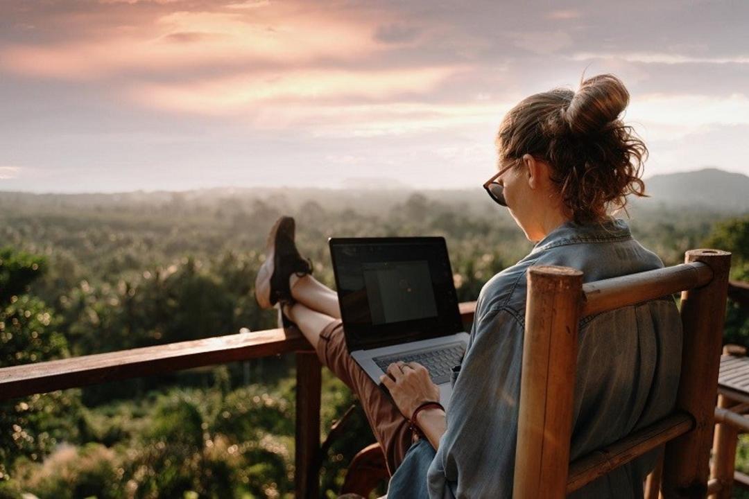 دورکاری در کلبه جنگلی با کمک ویزای دیجیتال نومد؛ منبع عکس: وب سایت digitalnomads.world. عکاس: نامشخص
