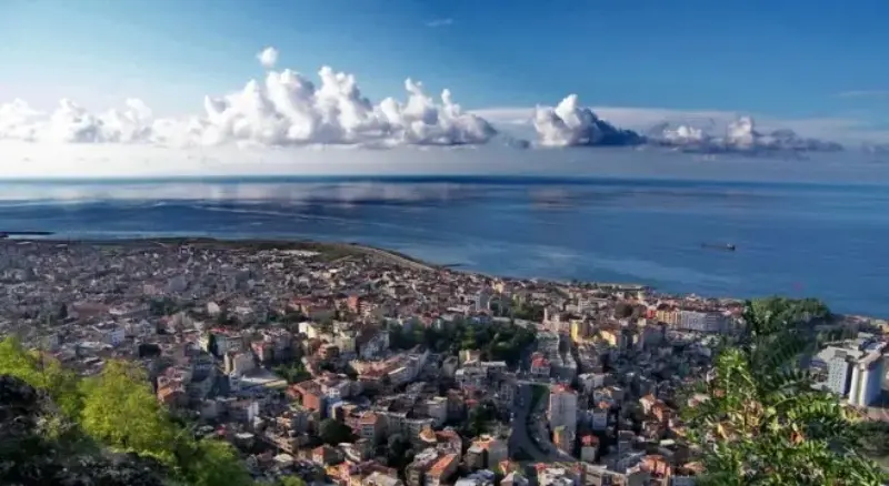ترابزون در ساحل دریای سیاه؛ منبع عکس: سایت propertyturkey.com. عکاس: نامشخص