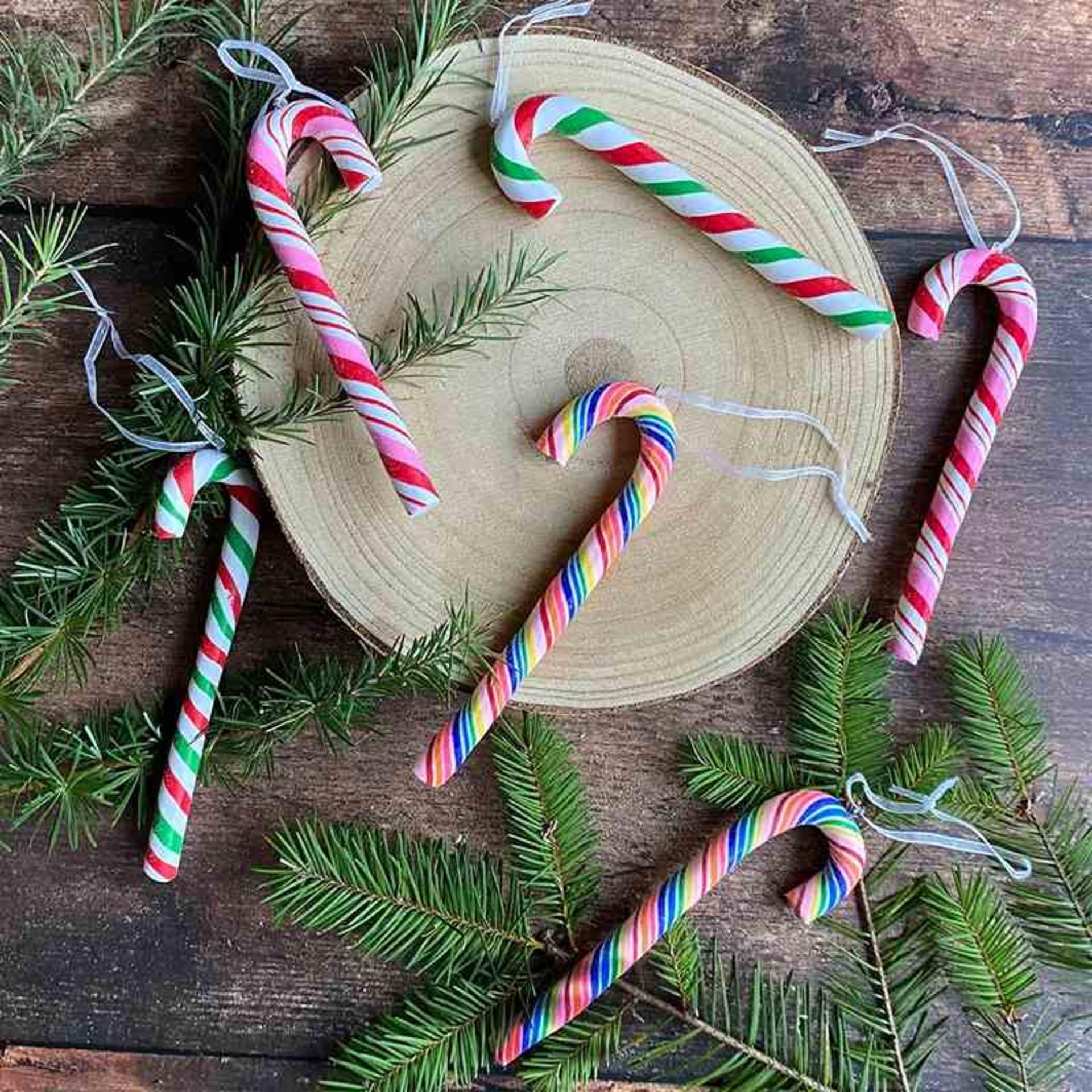 آبنبات های عصایی کریسمس، منبع عکس: christmas-decorations، عکاس: نامشخص