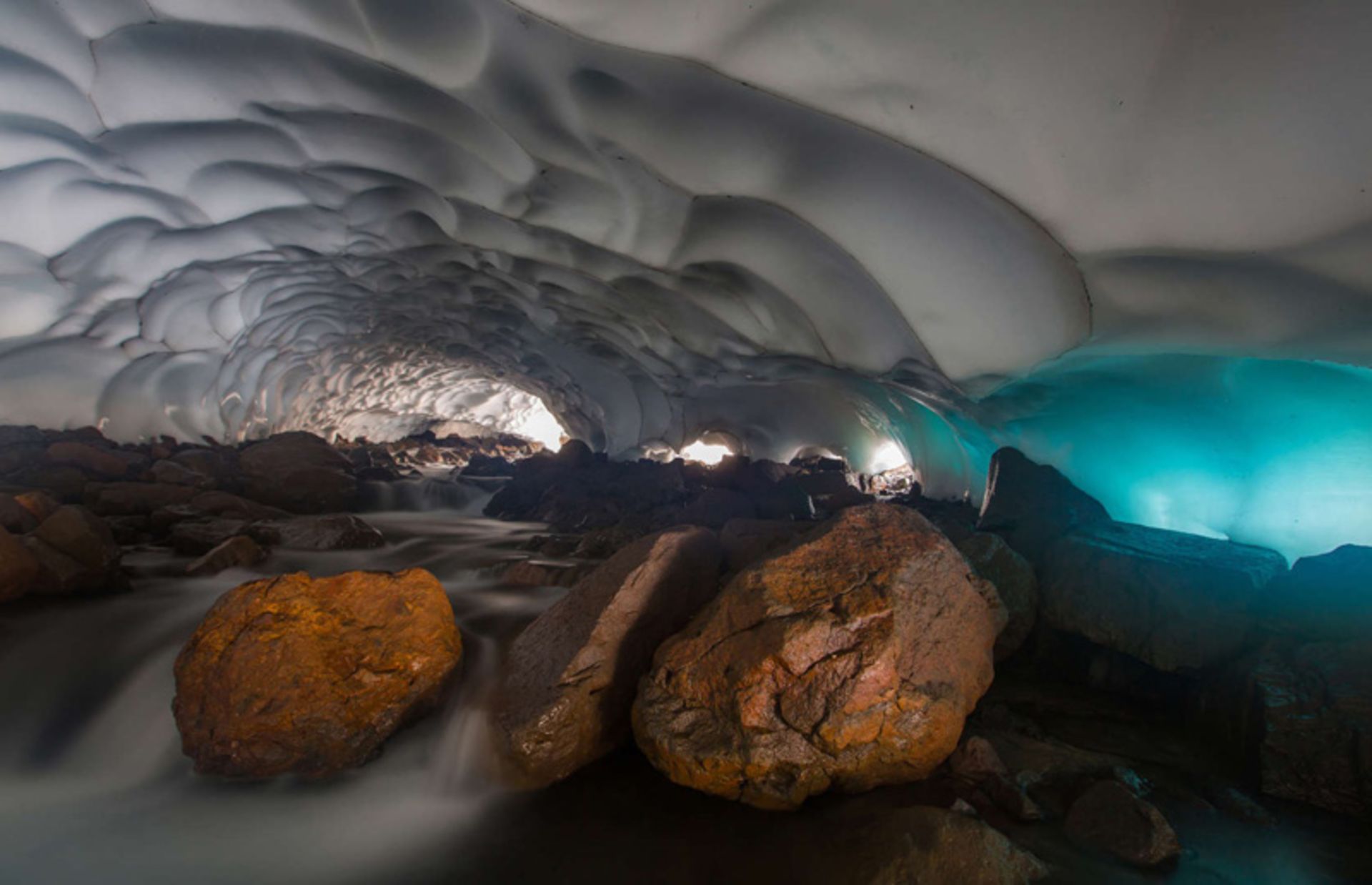 غار یخی در آتشفشان موتنوفسکی (Ice Cave in Mutnovsky Volcano) در روسیه