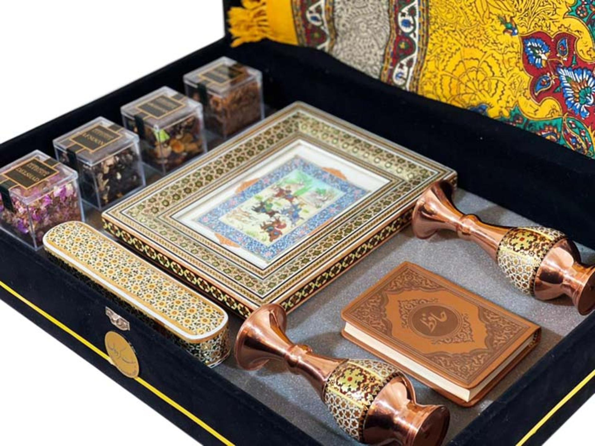 ست قاب و گلدان خاتم کاری شده؛ منبع عکس: 7gardun.com؛ عکاس: نامشخص