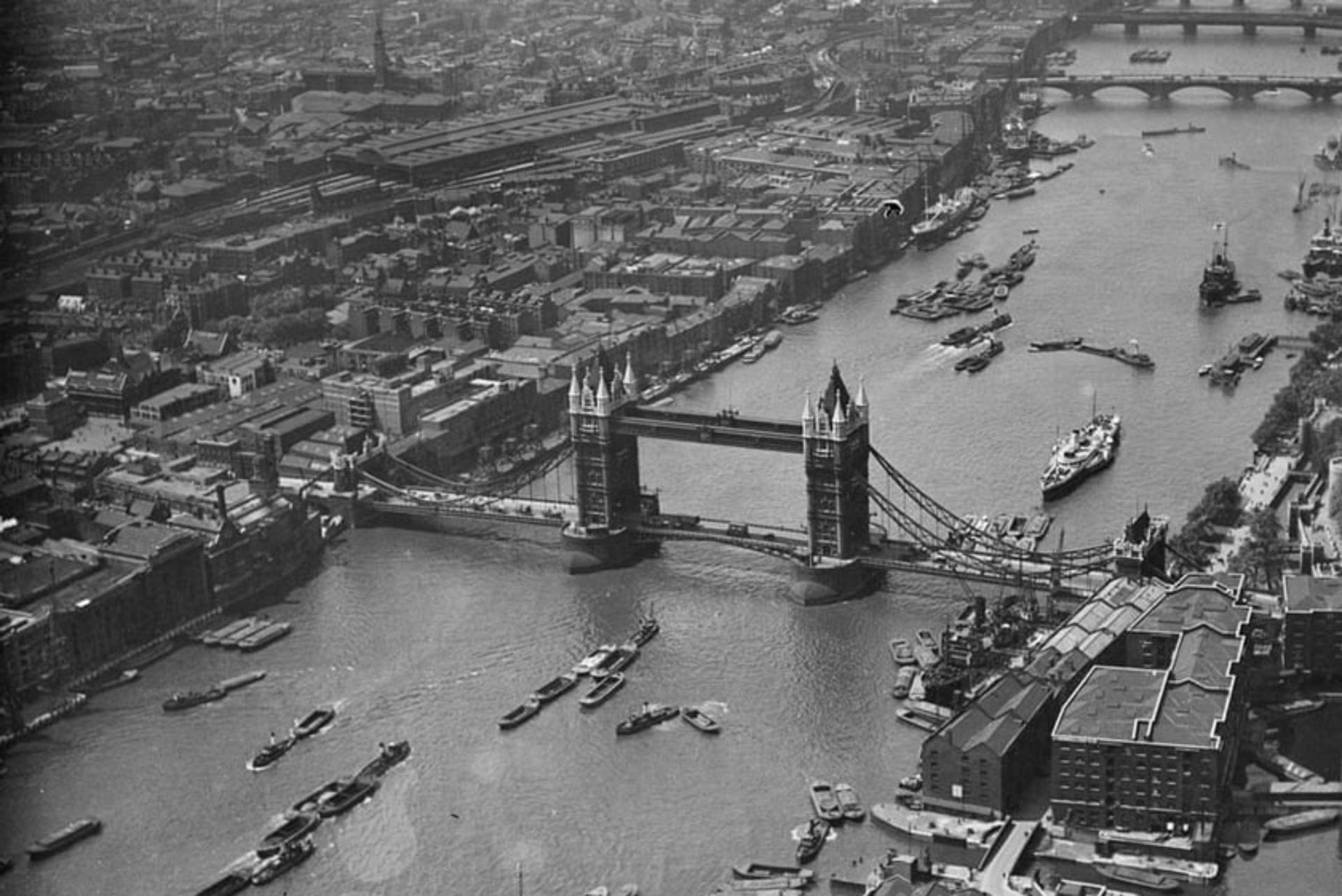عکس سیاه و سفید از تاور بریج (Tower Bridge) یا پل برج لندن