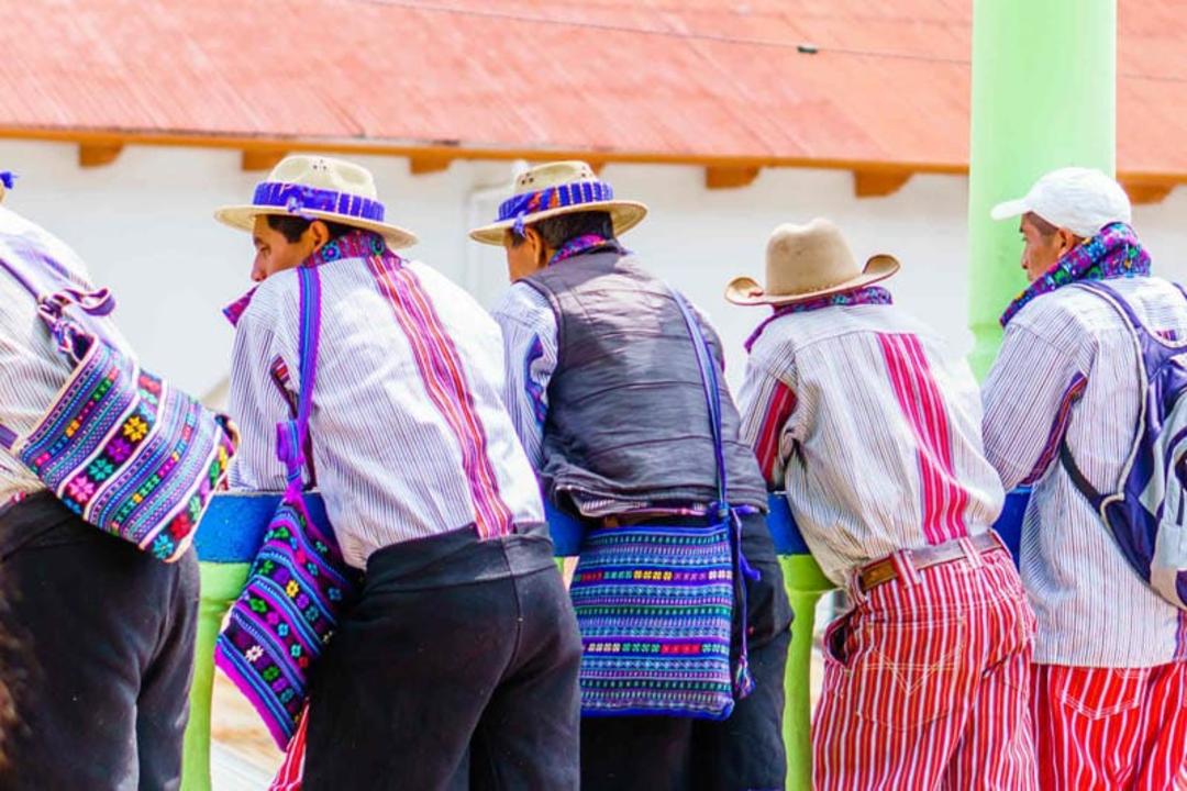لباس مردانه تودوس سانتوس کوچوماتان، گواتمالا؛ منبع عکس: roughguides؛ نام عکاس: نامشخص
