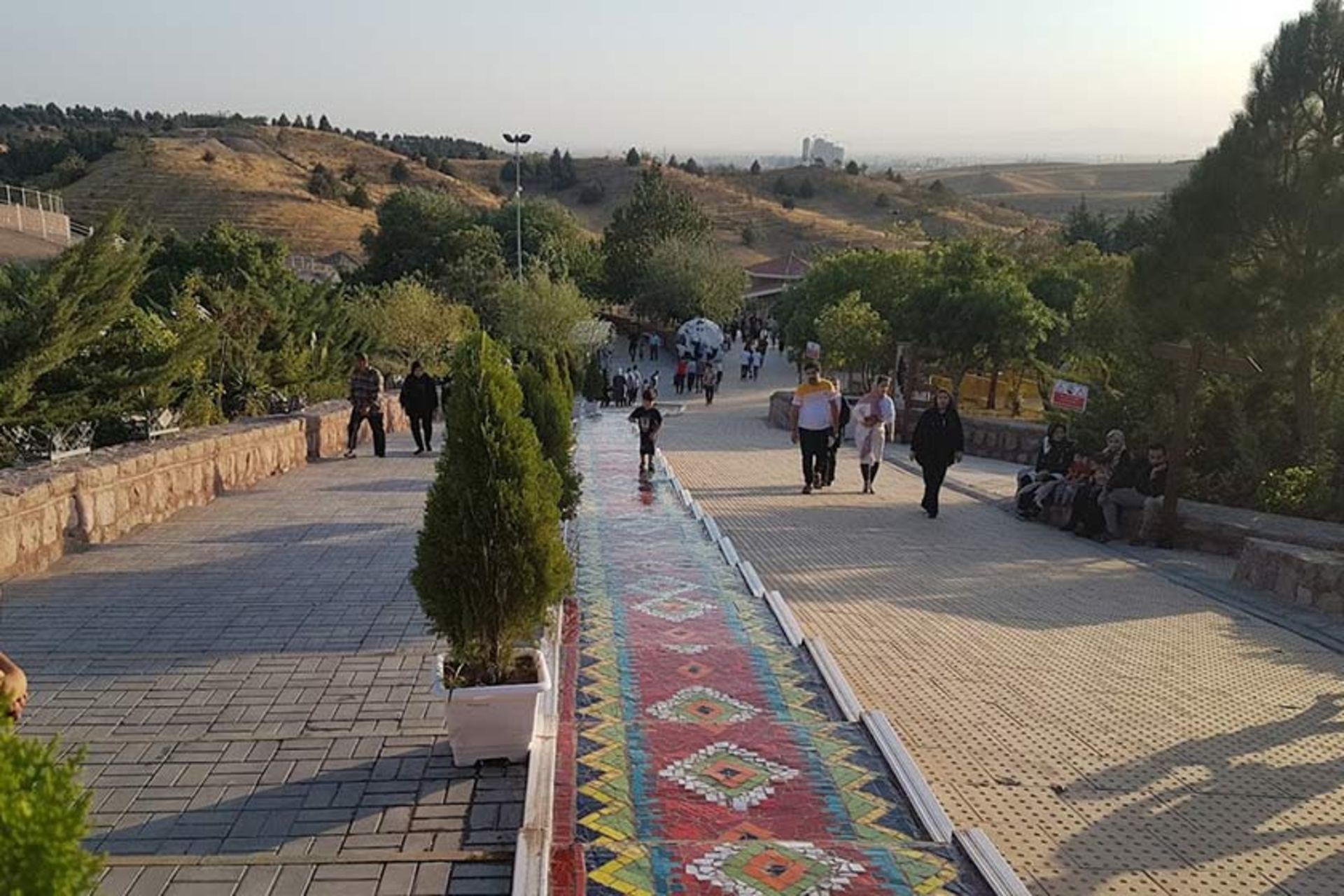 گردشگران در دهکده طبیعت قزوین، منبع عکس: گوگل مپ، عکاس:  M.A.M