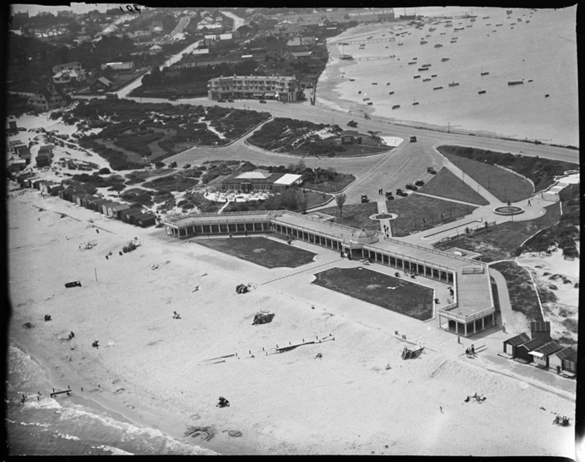 سالن پاویلیون (Pavilion) در منطقه سندبنکس (Sandbanks) از معروف‌ ترین مقاصد توریستی انگلستان