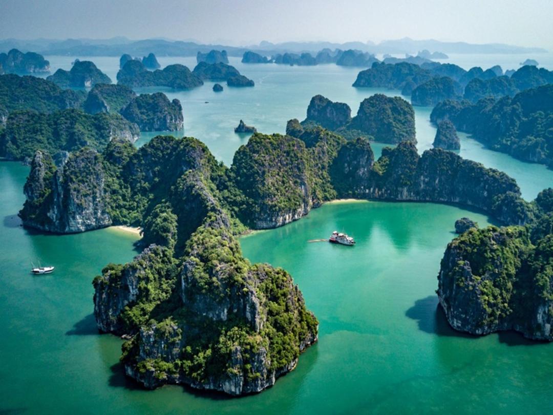 خلیج ها لونگ؛ منبع عکس: سایت hanoiexploretravel.com. عکاس: نامشخص