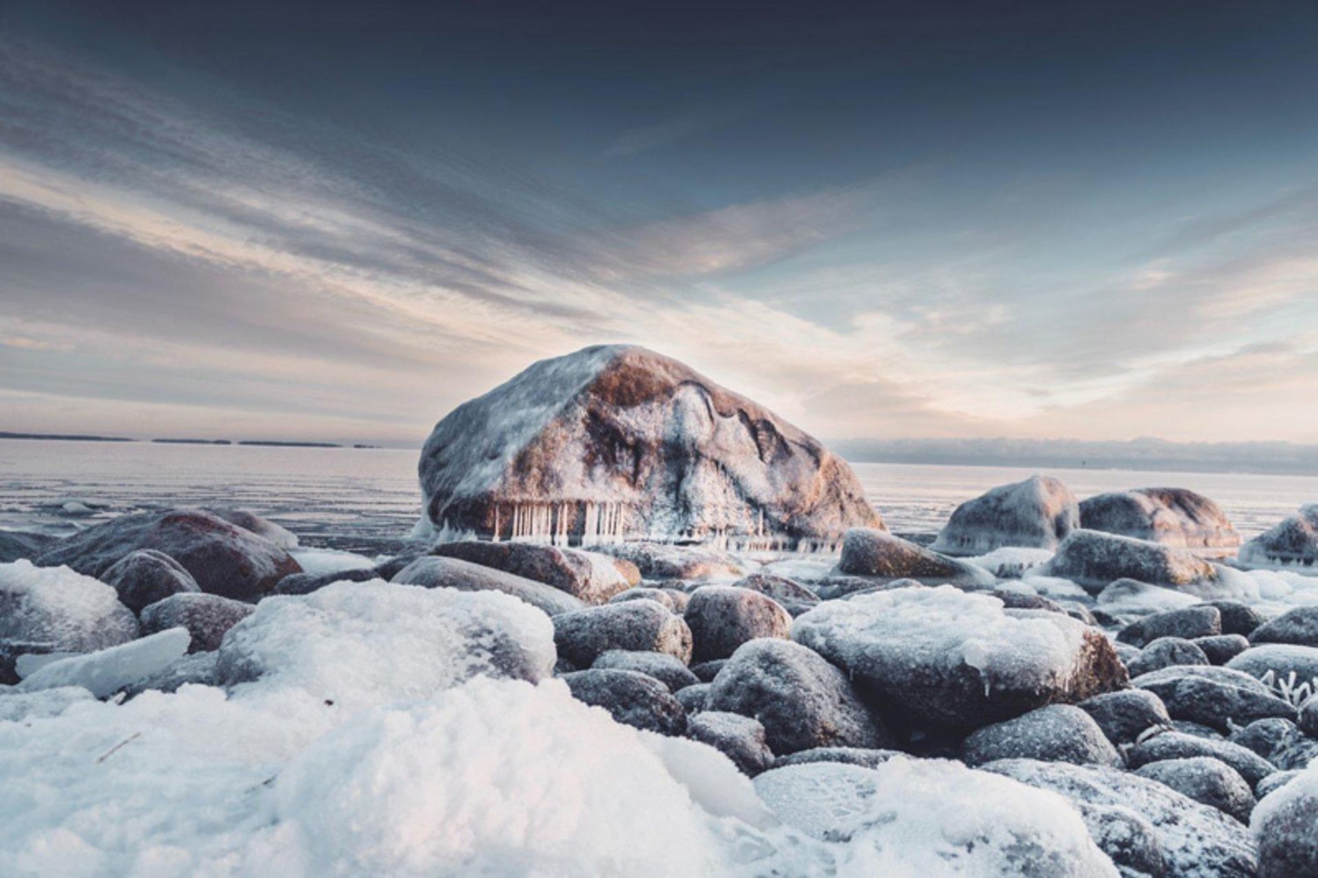 نقاشی طبیعی دیوید پوپا بر صخره های ساحلی