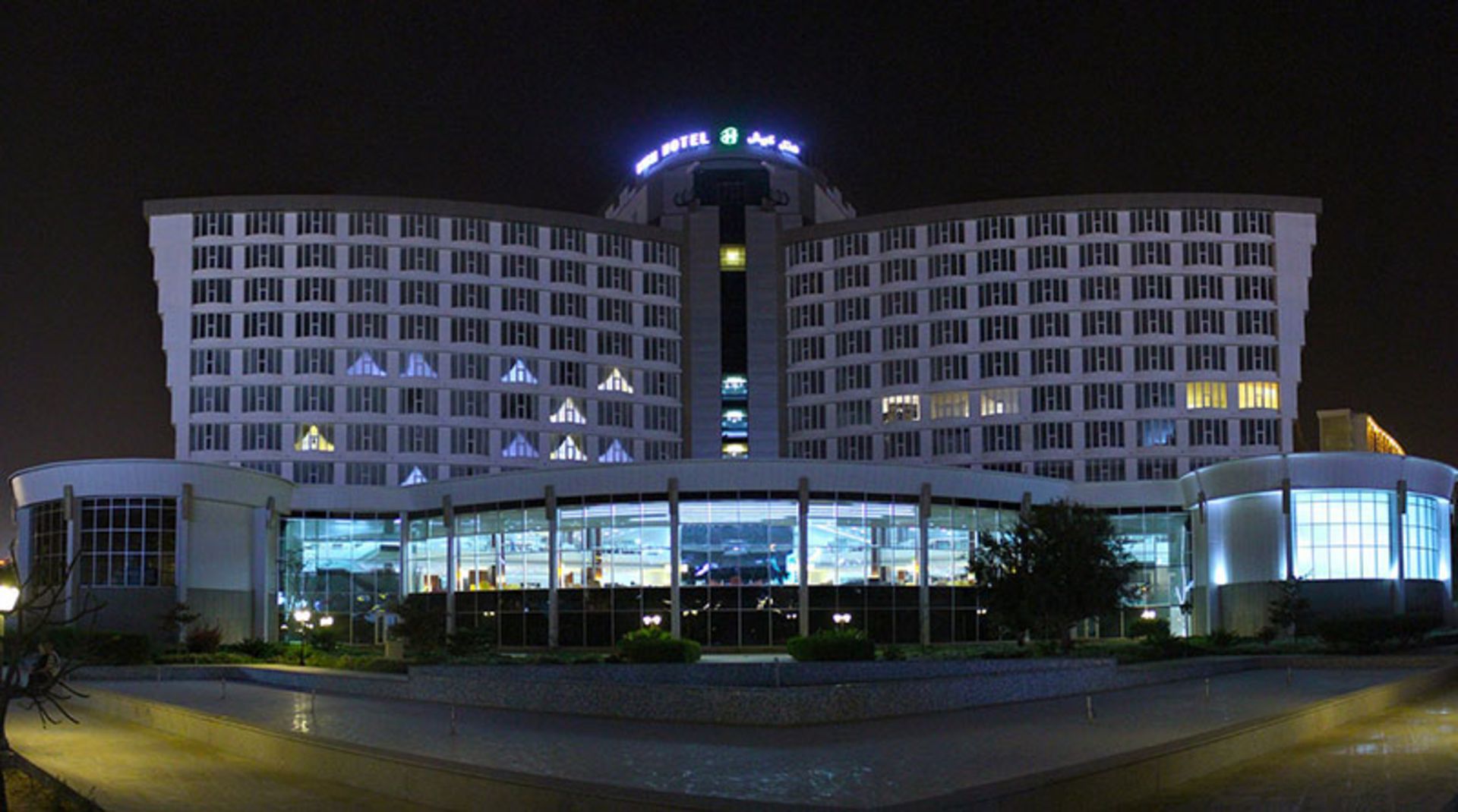 نمایی از ساختمان هتل بین المللی کیش در شب؛ منبع عکس: گوگل مپ؛ عکاس: نامشخص