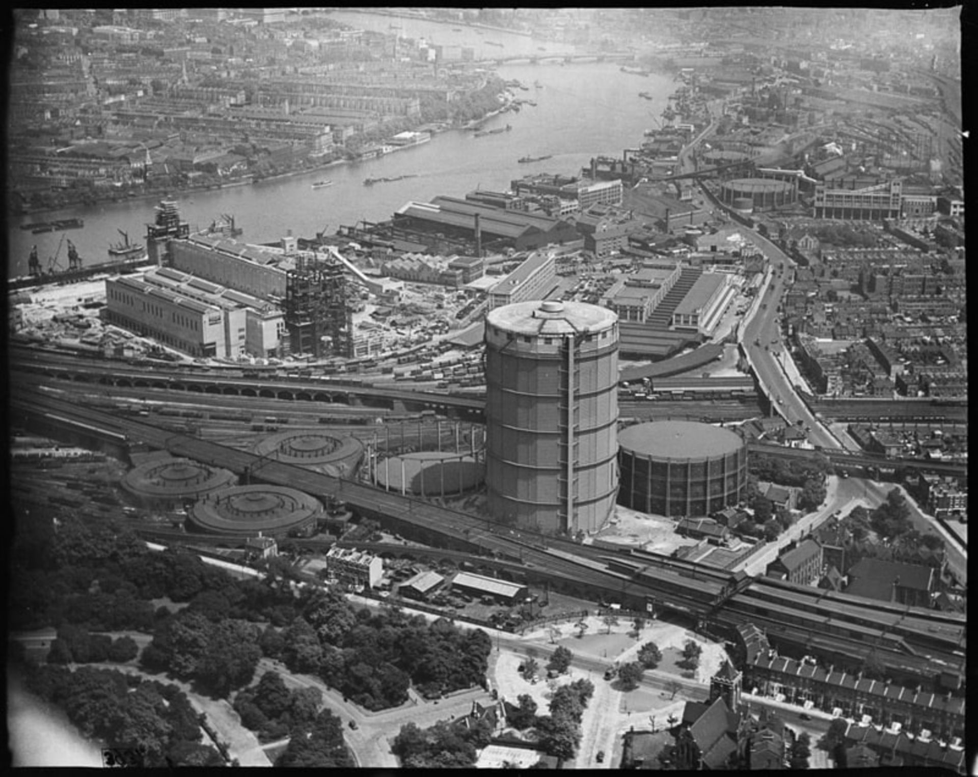 عکس قدیمی از نیروگاه بترسی (Battersea Power Station) در لندن