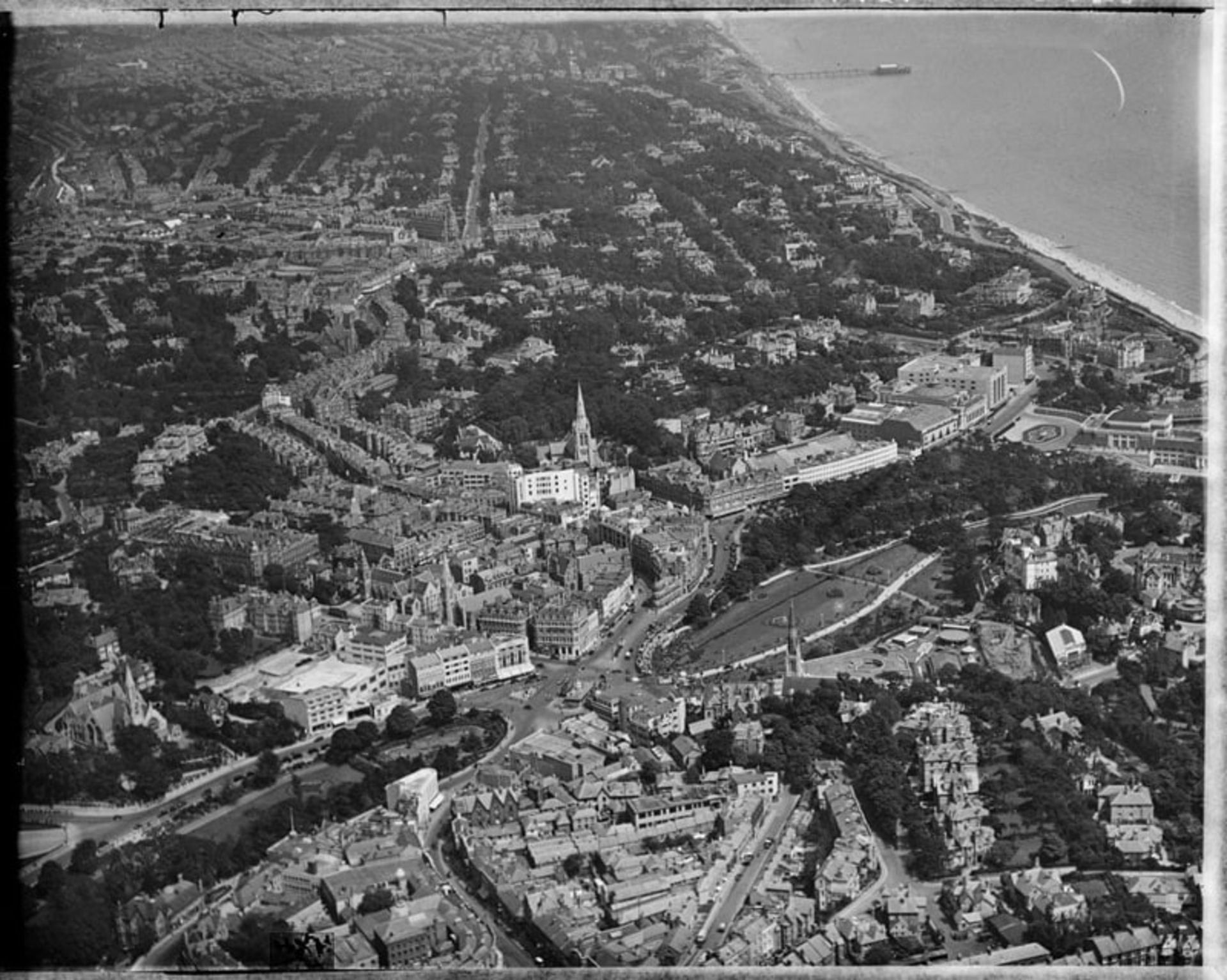 عکس هوایی قدیمی از مرکز شهر بورنموث (Bournemouth) در انگلستان