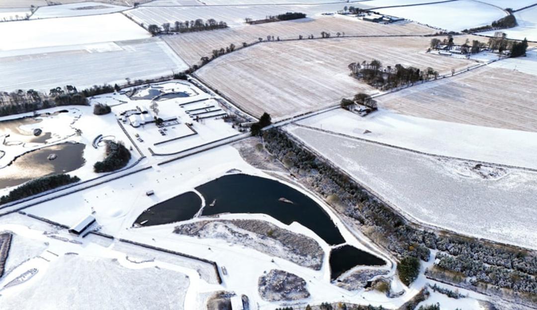 یخبندان دریاچه مصنوعی ماهی‌ شکل «Muckle Troot Loch» در نزدیکی اینوروری (Inverurie) در اسکاتلند؛ منبع عکس: the guardian؛ نام عکاس: Jane Barlow