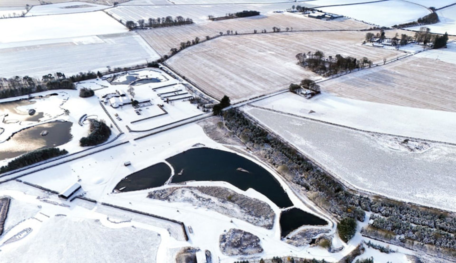 یخبندان دریاچه مصنوعی ماهی‌ شکل «Muckle Troot Loch» در نزدیکی اینوروری (Inverurie) در اسکاتلند؛ منبع عکس: the guardian؛ نام عکاس: Jane Barlow
