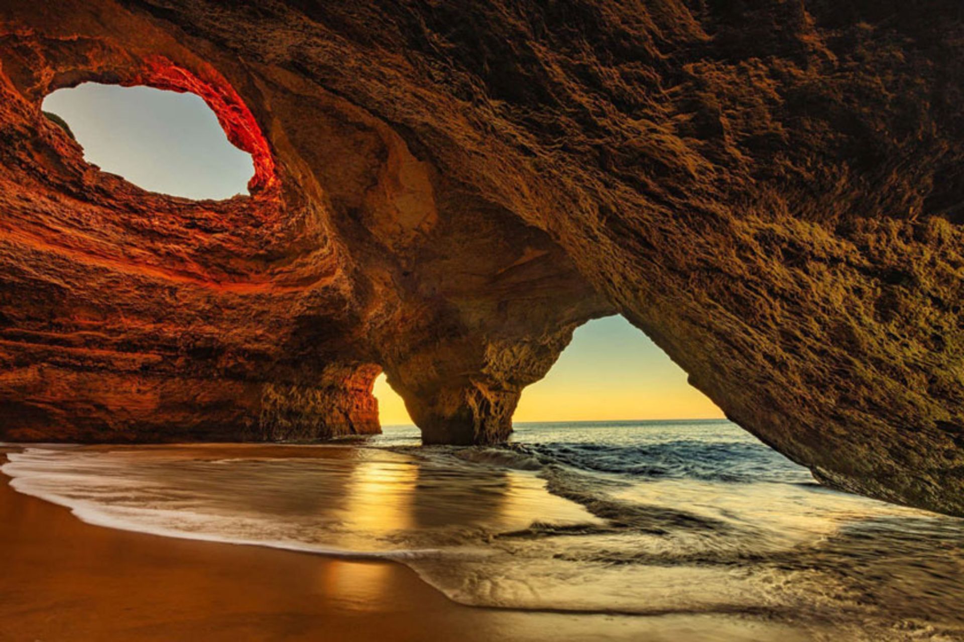 غار بناگیل (Benagil Cave) در منطقه آلگاروه پرتغال
