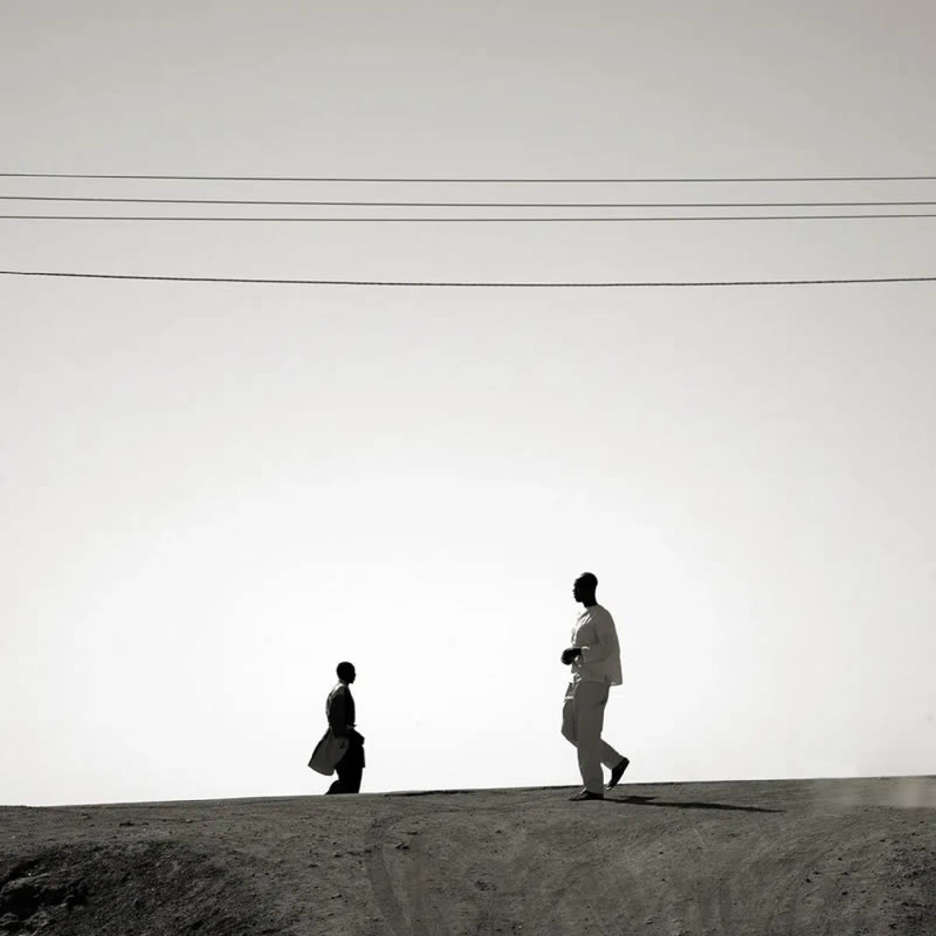 عکسسیاه و سفید مرد و بچه