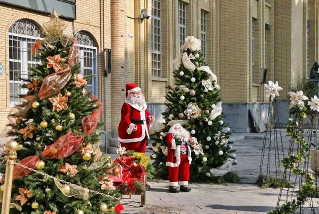 عروسک بابانوئل و درخت کریسمس در ایران؛ منبع عکس:visitouriran.com؛ عکاس: نامشخص