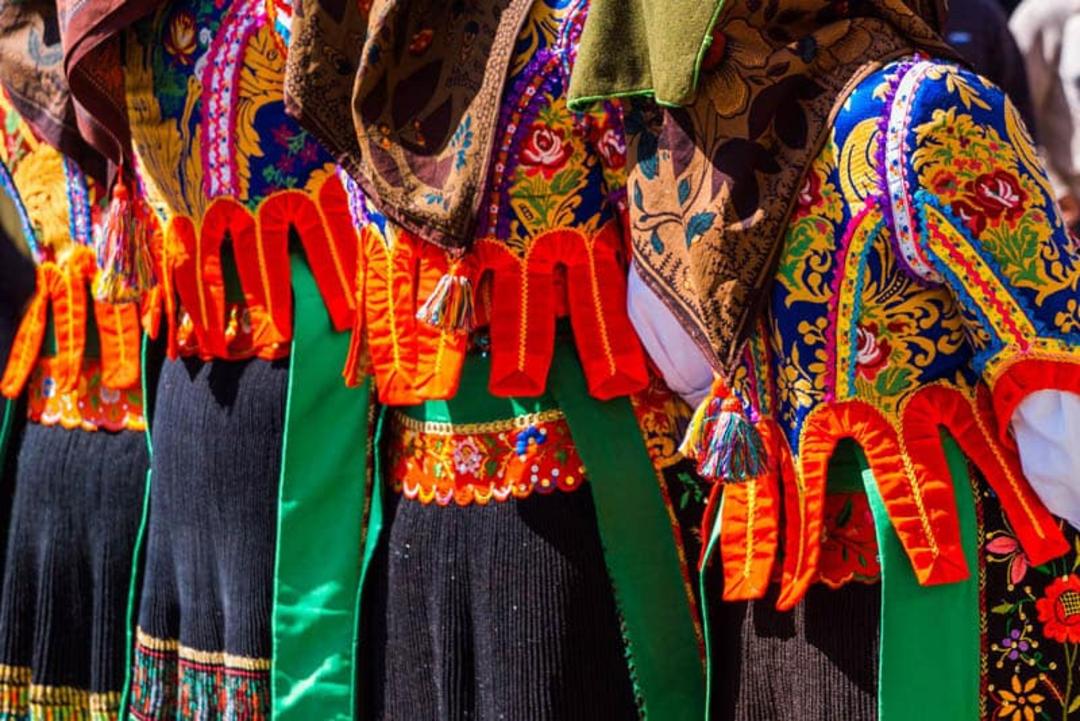 زنان با لباس‌ های گلدوزی سنتی ساردینیا؛ منبع عکس: roughguides؛ نام عکاس: نامشخص