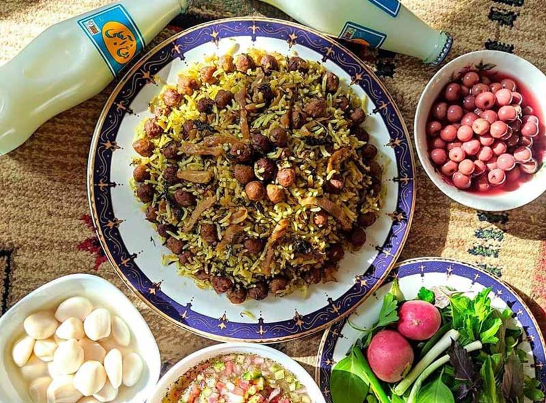 کلم پلو شیرازی همراه با سالاد و دوغ؛ منبع عکس: alamto.com؛ عکاس: نامشخص