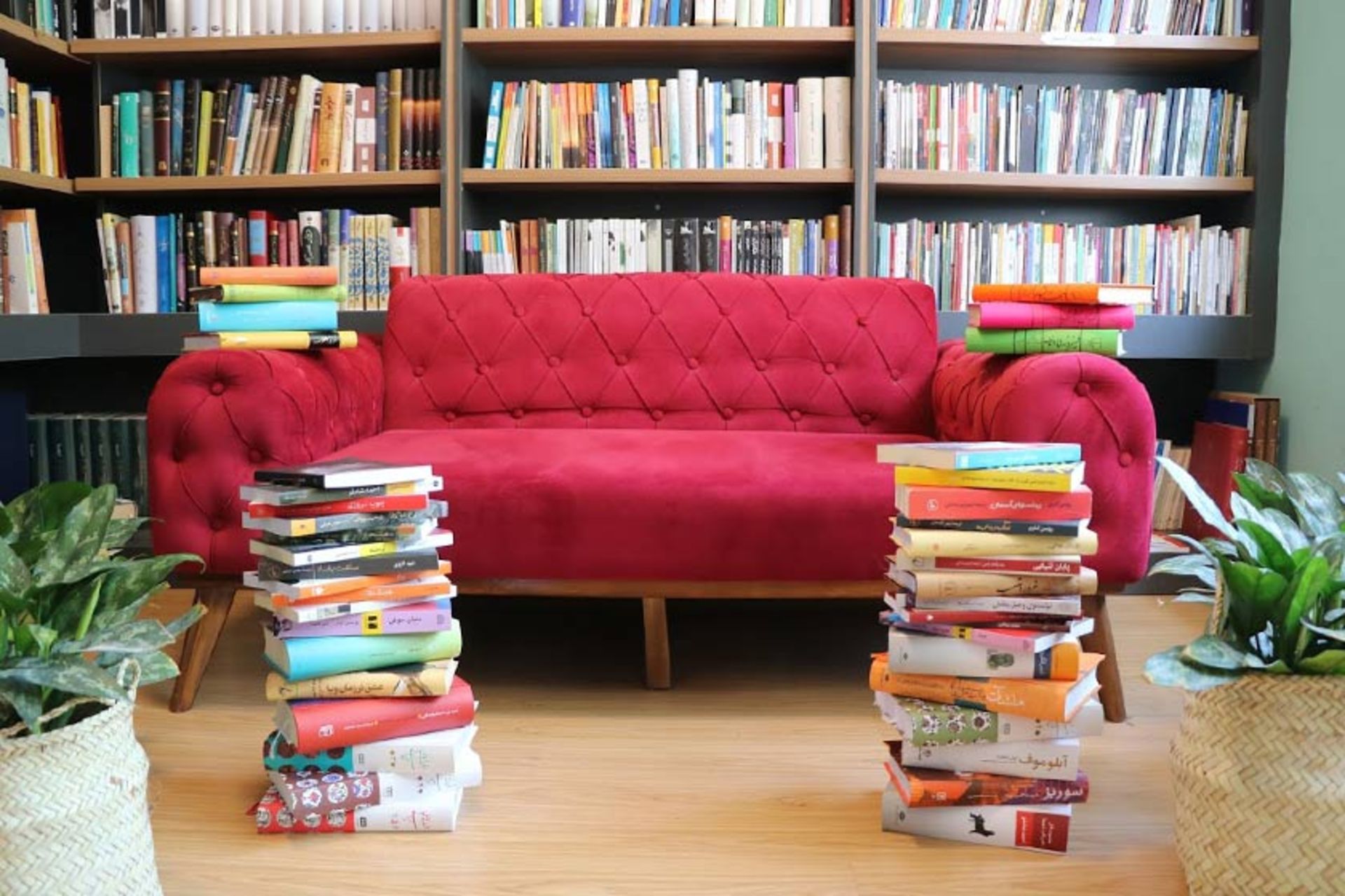 فضای داخلی کافه کتاب اردیبهشت، منبع عکس: گوگل مپ، عکاس:  mary rsln