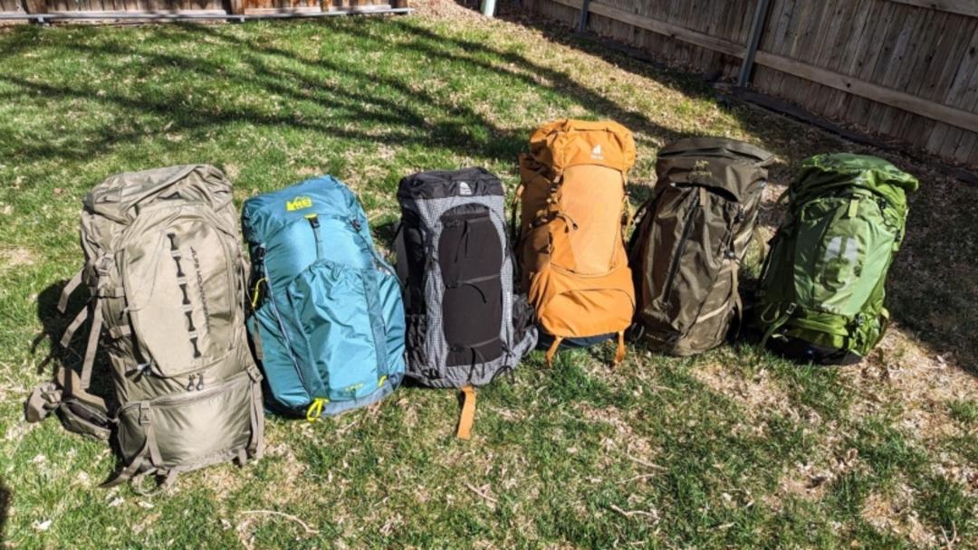 کوله پشتی های کوهنوردی در رنگ های متفاوت؛ منبع عکس: سایت outdoorgearlab.com. عکاس: نامشخص