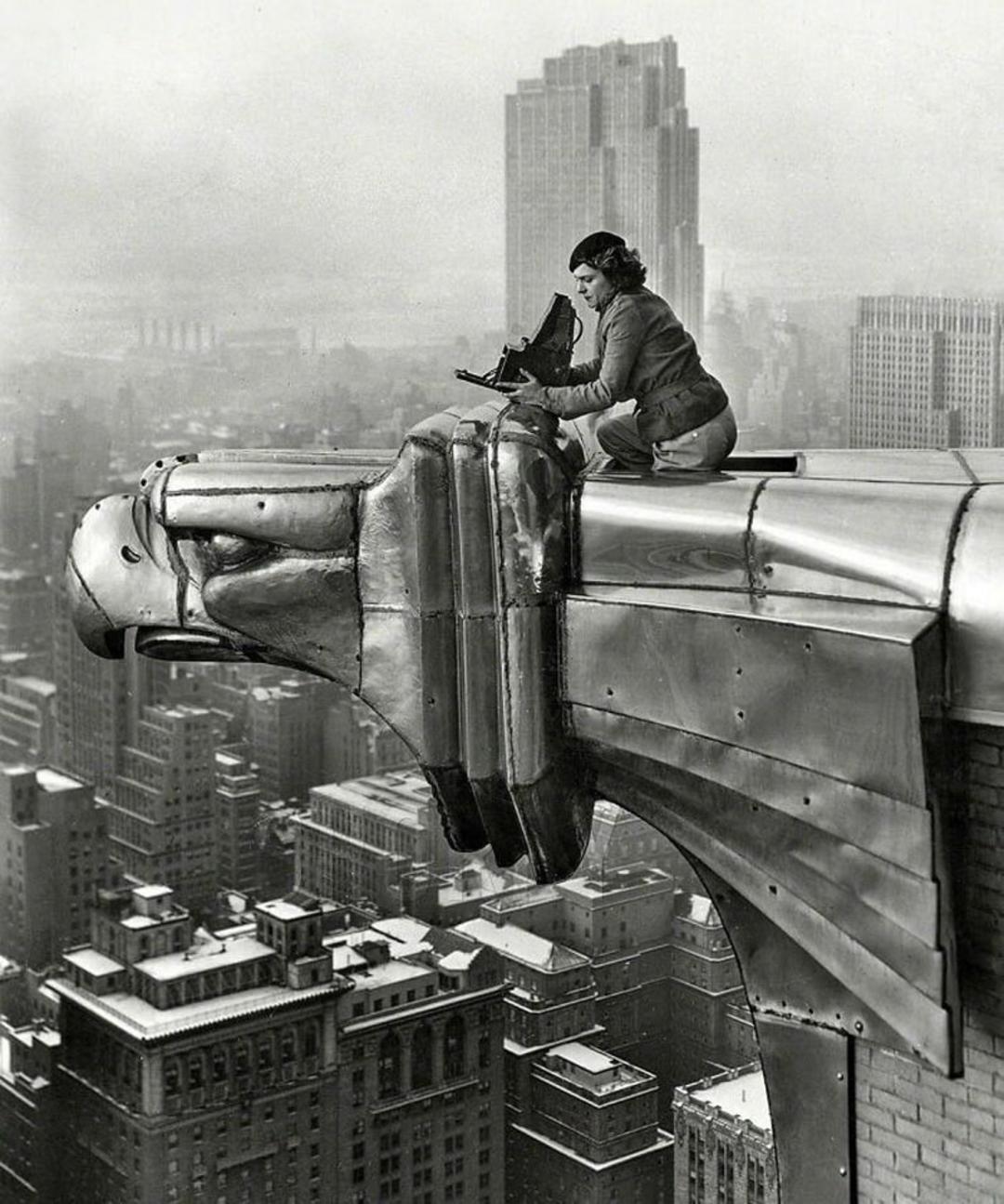 مارگارت بورک وایت ( Margaret Bourke-White)، اولین زن عکاس و خبرنگار جنگی آمریکایی؛ نیویورک، ۱۹۳۰ میلادی