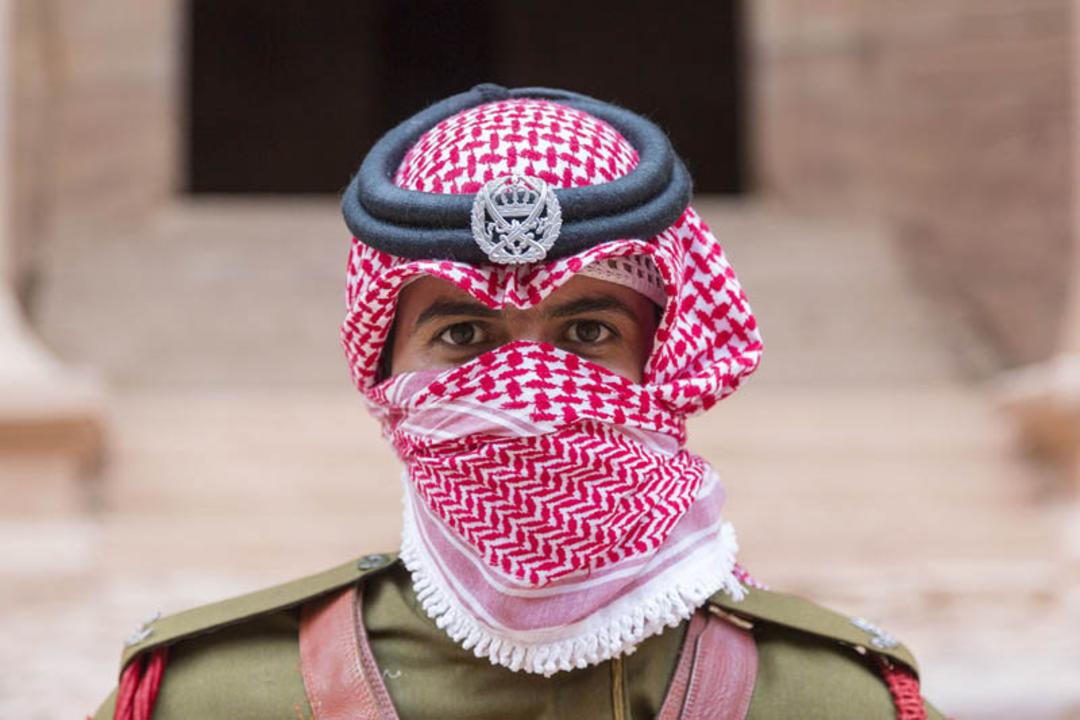چفیه بر صورت سرباز سلطنتی اردن؛ منبع عکس: roughguides؛ نام عکاس: نامشخص