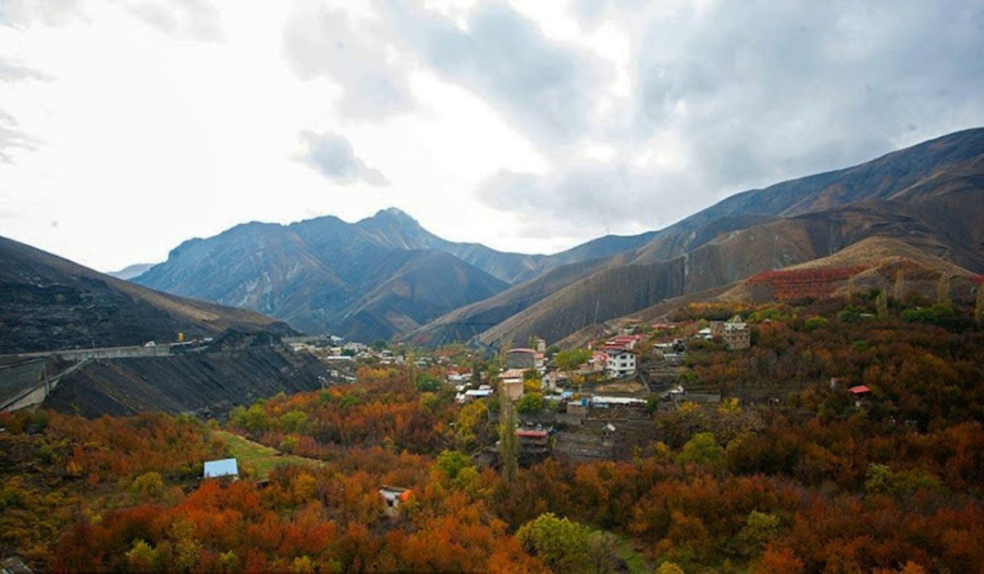 روستای سنگان در پاییز؛ منبع عکس: گوگل مپ؛ عکاس: 