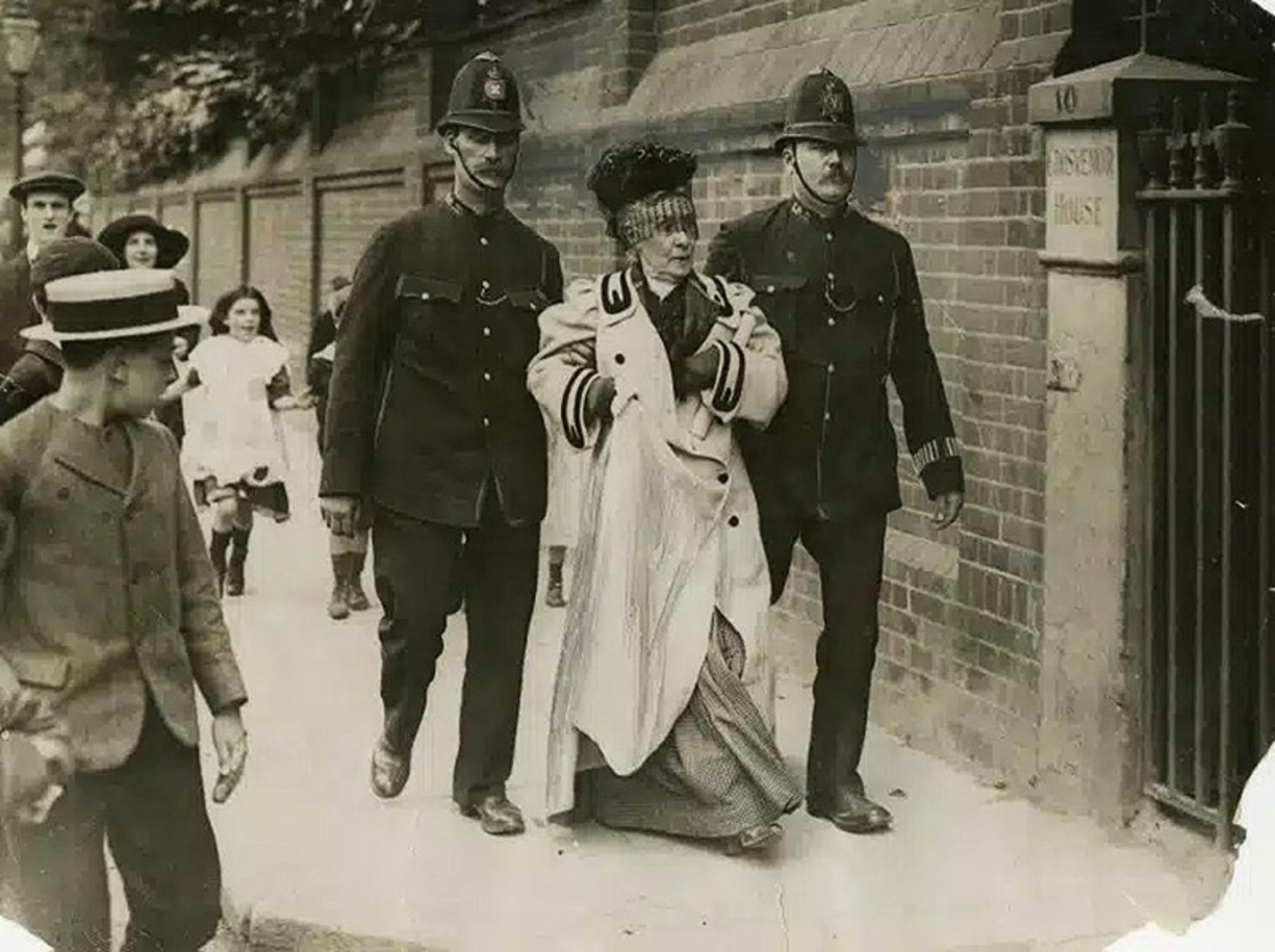  لحظه دستگیری یک زن مبارز برای حق رای زنان (در اصطلاح: سوفرژت (Suffragette)) در ایرلند، سال ۱۹۱۳ میلادی؛ عکاس: نامشخص