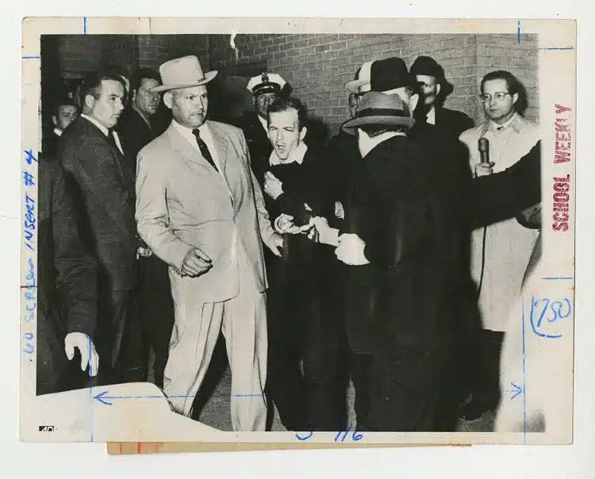لی هاروی اوزوالد (Lee Harvey Oswald) متهم به ترور رئیس جمهور سابق آمریکا، جان اف. کندی در سال ۱۹۶۳ میلادی؛ عکاس: Robert H. Jackson