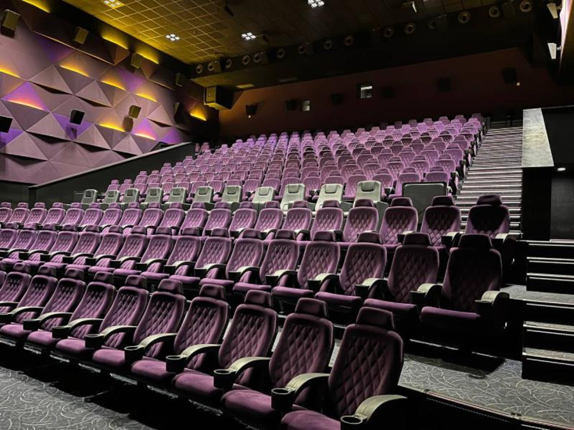 صندلی های سالن های پردیس سینمایی ایران مال. منبع: وب سایت iranmallcineplex.com؛ عکاس: نامشخص