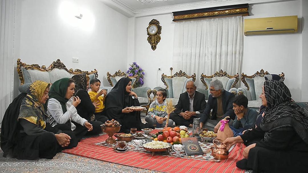 گفتگوی اعضای خانواده بر سر سفره یلدا در چله شو مازندران؛ منبع عکس: iribnews.ir؛ عکاس: نامشخص