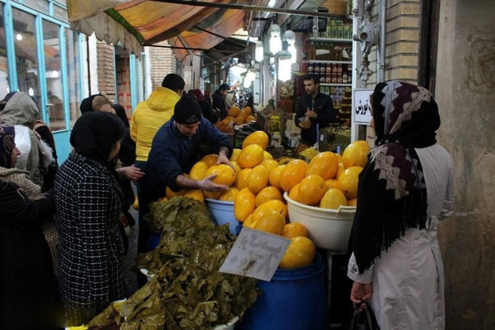 فروش کالک تورش یا خربزه ترش در بازار کردستان؛ منبع عکس: cafesour.ir؛ عکاس: نامشخص