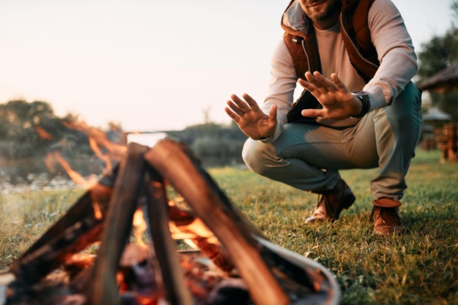 روشن کردن آتش در طبیعت؛ منبع عکس: سایت overlandkingsph.com. عکاس: نامشخص