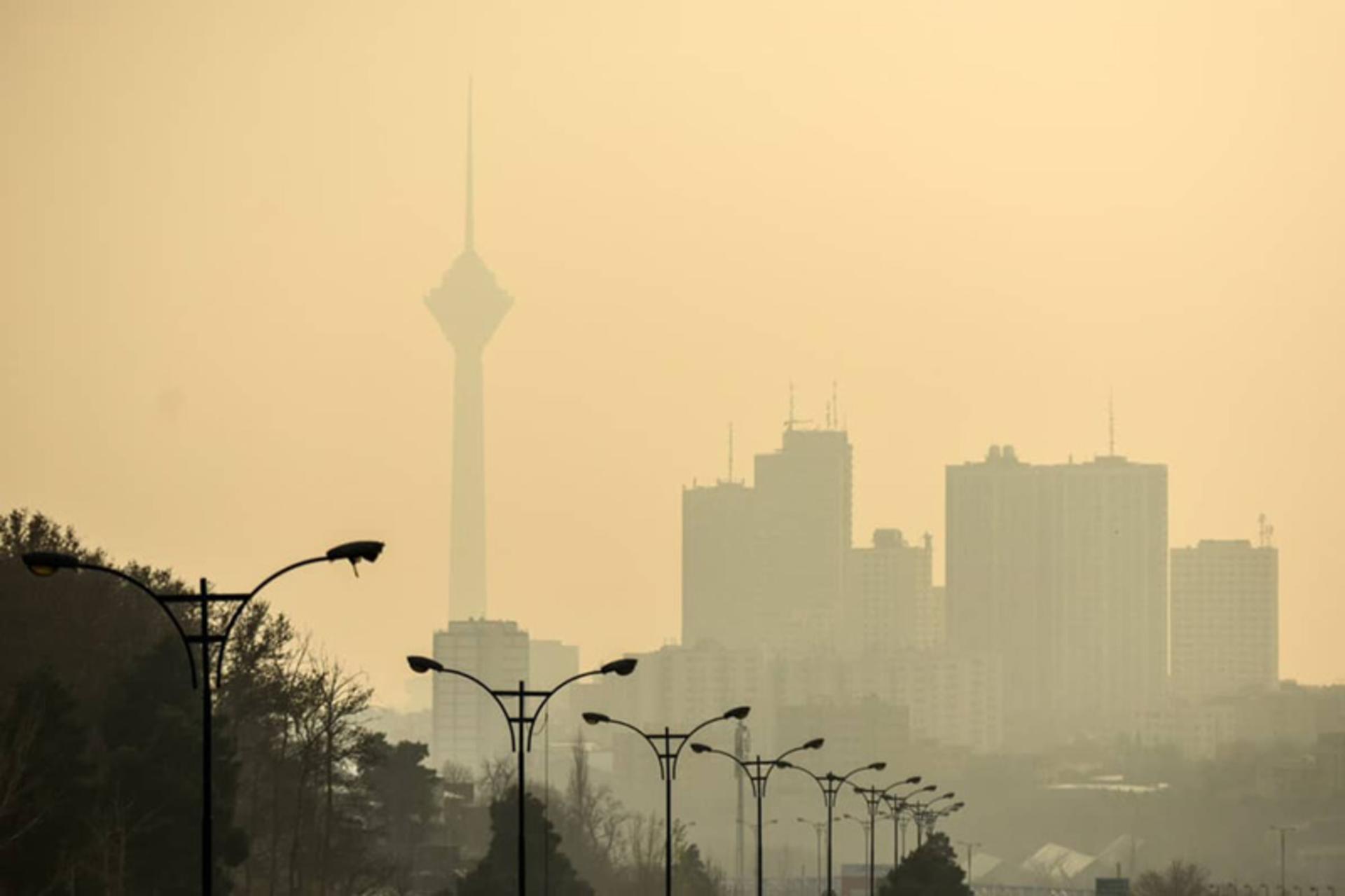 آلودگی تهران آذر ۱۴۰۳؛ منبع عکس: دیلی فوتبال؛ عکاس: نامشخص