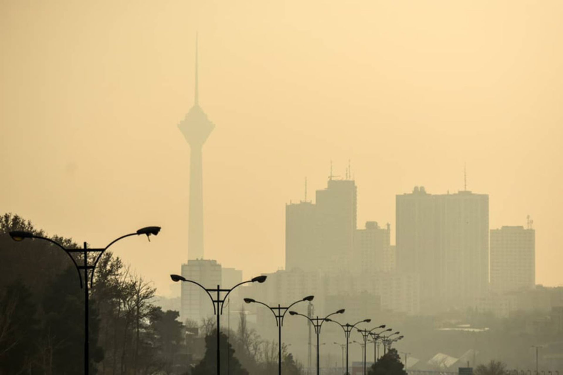 آلودگی تهران آذر ۱۴۰۳؛ منبع عکس: دیلی فوتبال؛ عکاس: نامشخص