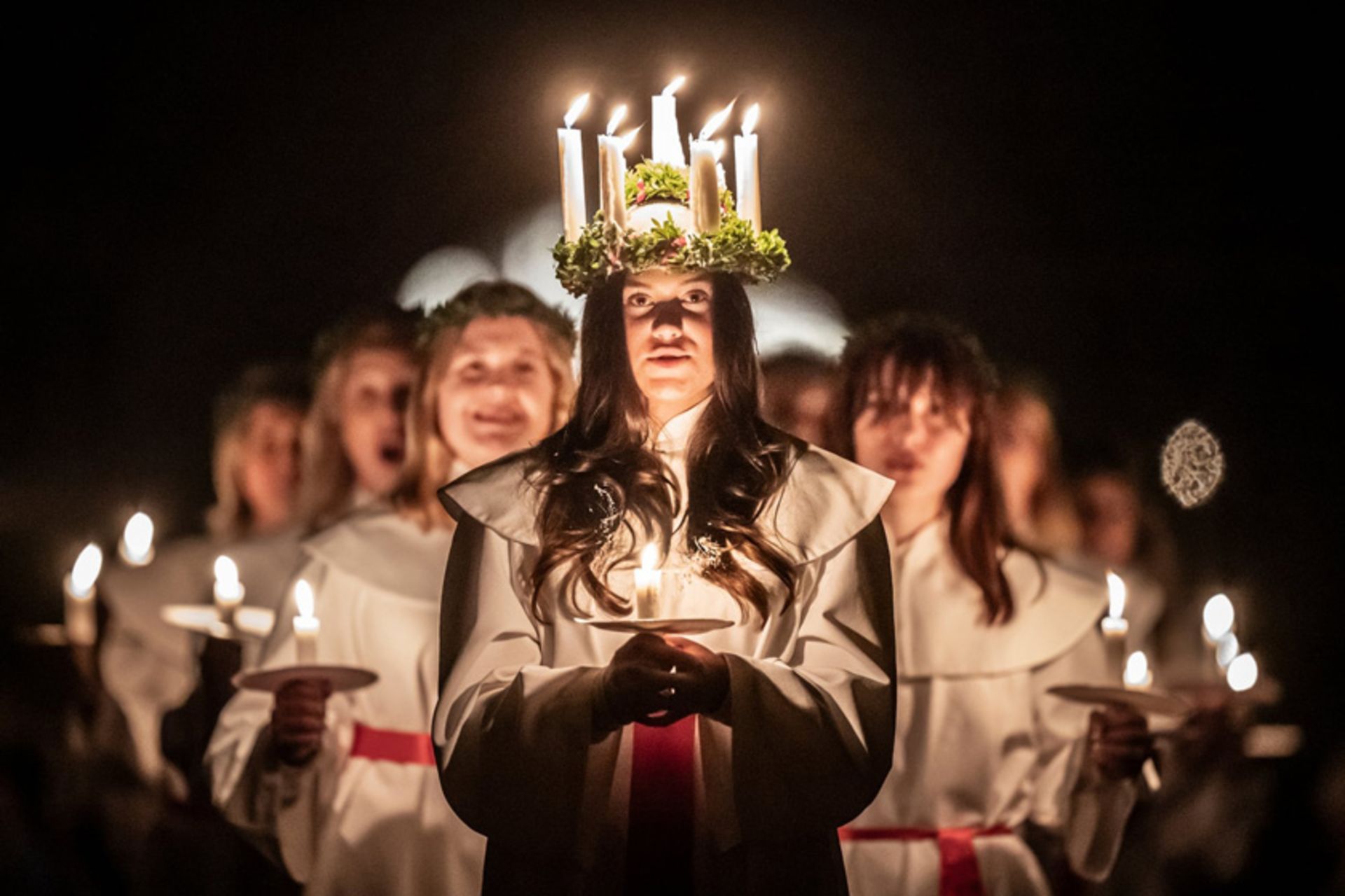 تاجی از شمع، نماد «سنت لوسی» در جشنواره «سانکتا لوسیا» (Sankta Lucia) یا جشنواره نور در کلیسای جامع یورک انگلستان؛ منبع: theguardian؛ عکاس: Danny Lawson