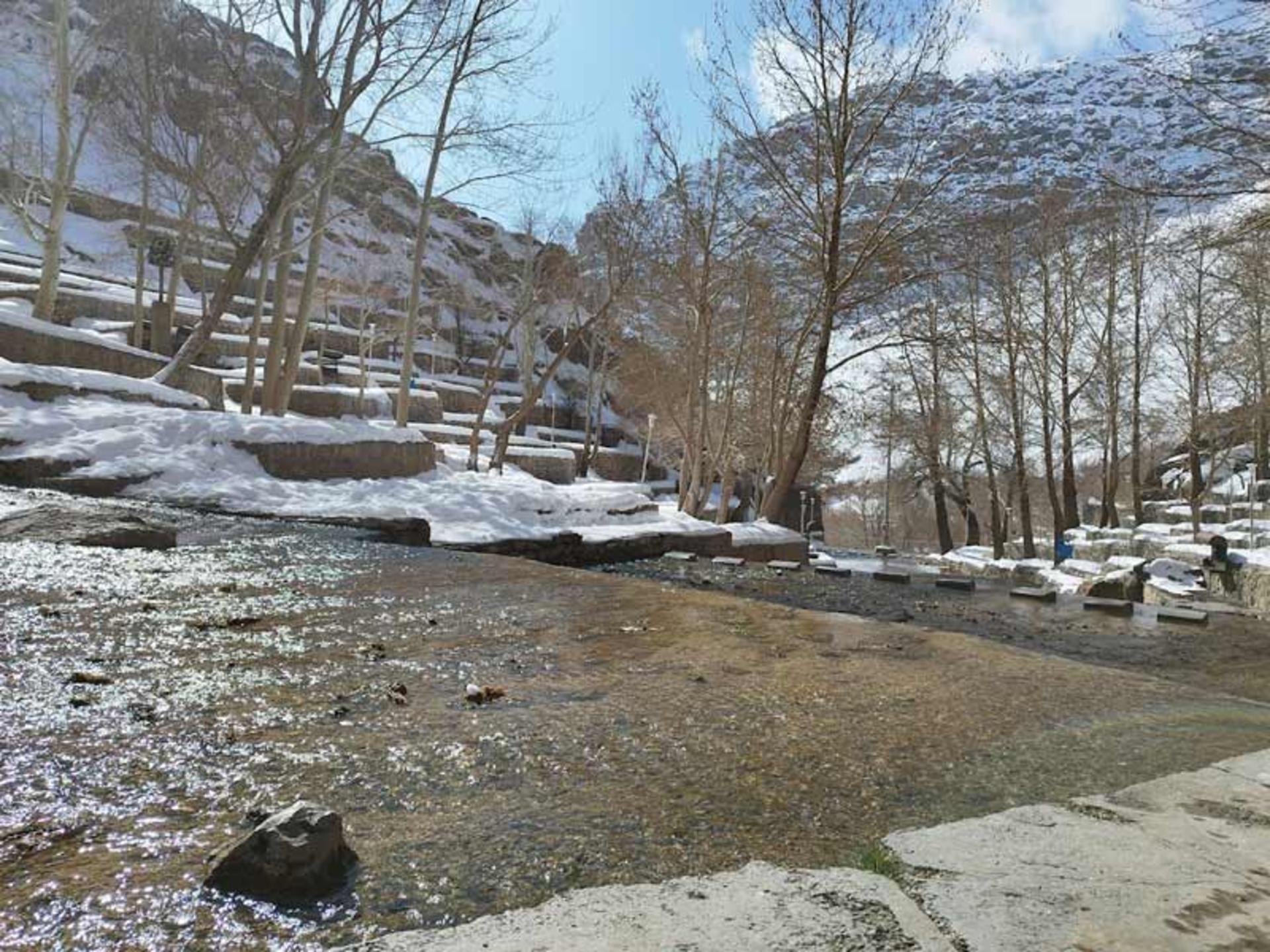 رودخانه آبشار سمیرم در روز برفی؛ منبع عکس: Google Maps، عکاس: Mohtaba Allami
