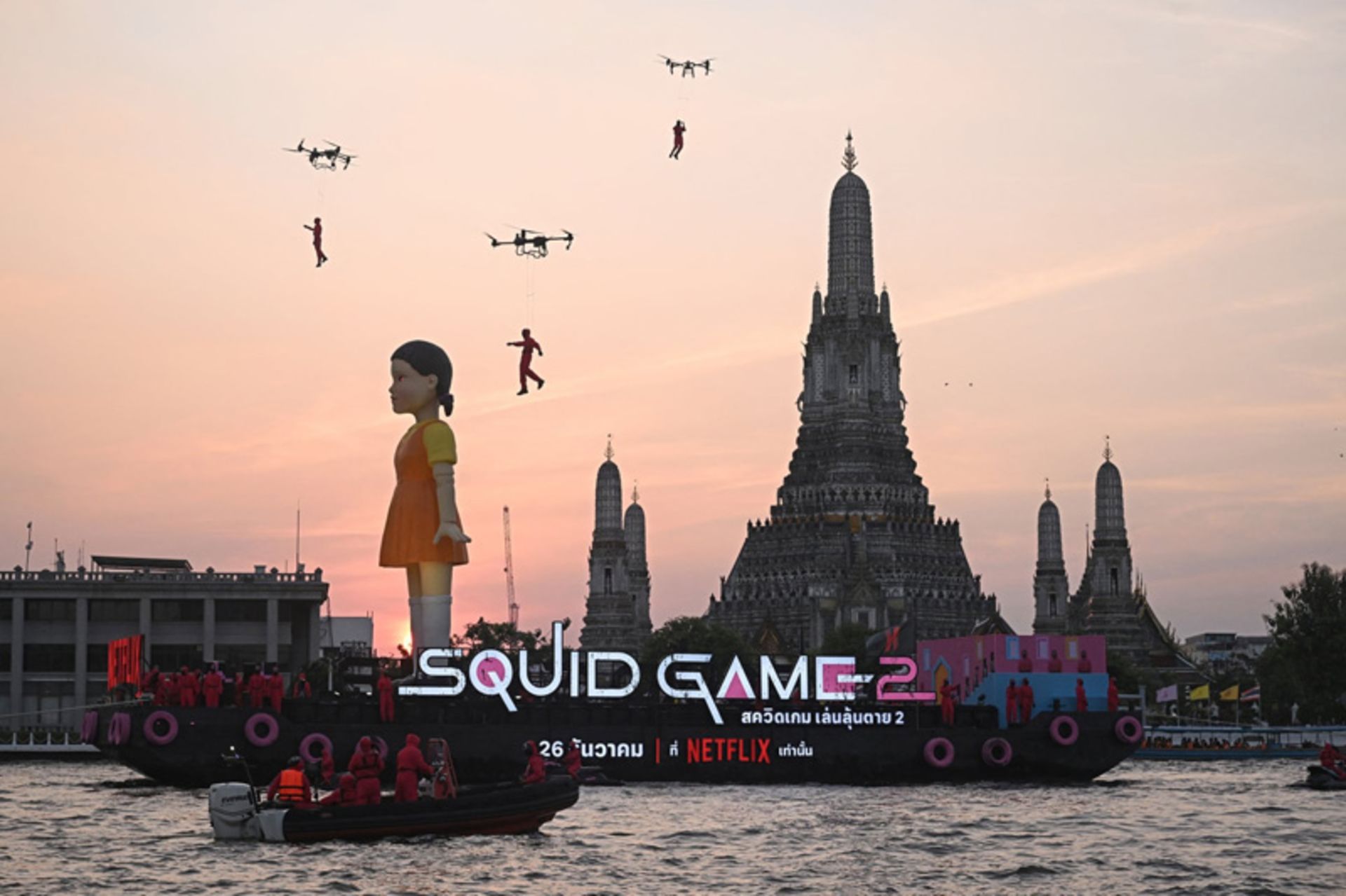 عروسک نمادین در بانکوک در استقبال از فصل دوم سریال محبوب بازی مرکب (Squid Game)؛ منبع: theguardian؛ عکاس: Lillian Suwanrumpha 