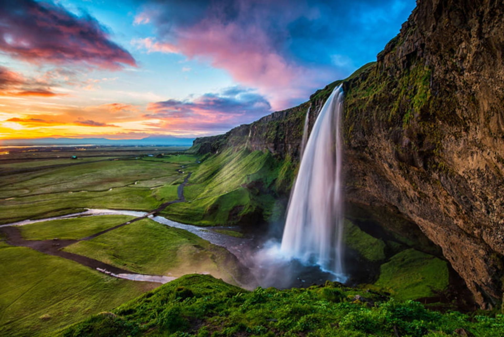 آبشار سلیالاندفوس (Seljalandsfoss) در ایسلند