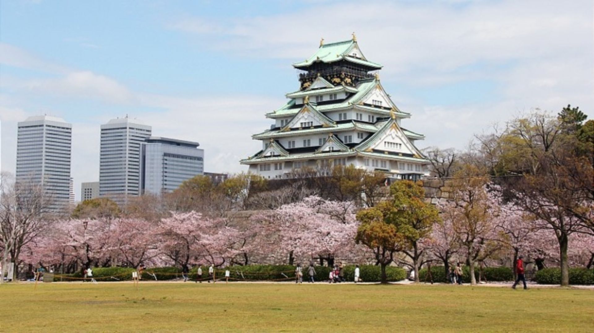 قلعه اوساکا در فصل بهار؛ منبع عکس: سایت japan-guide.com. عکاس: نامشخص