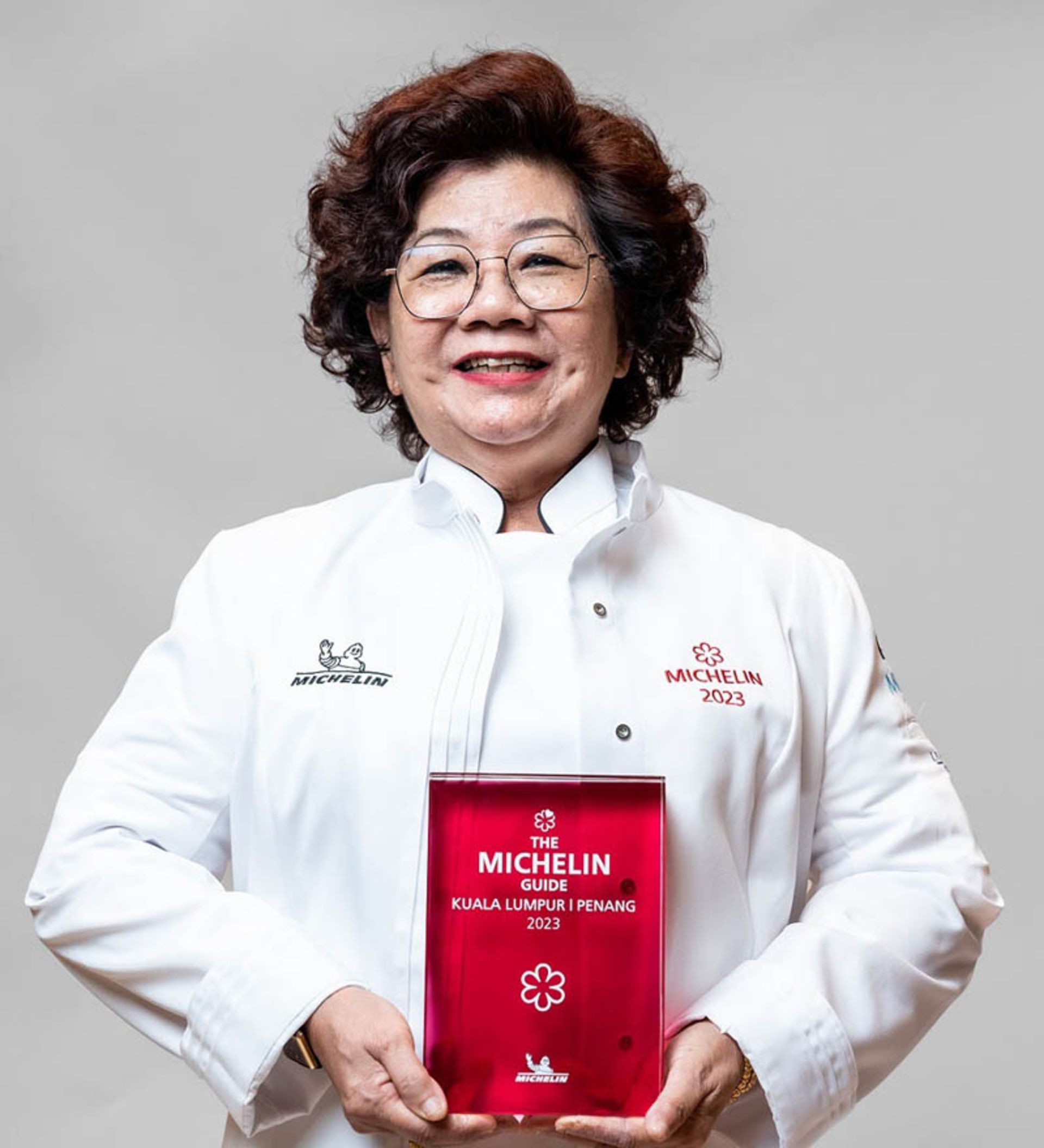 کتاب راهنمای میشلن در دست سرآشپز؛ منبع عکس: MICHELIN Guide؛ نام عکاس: نامشخص