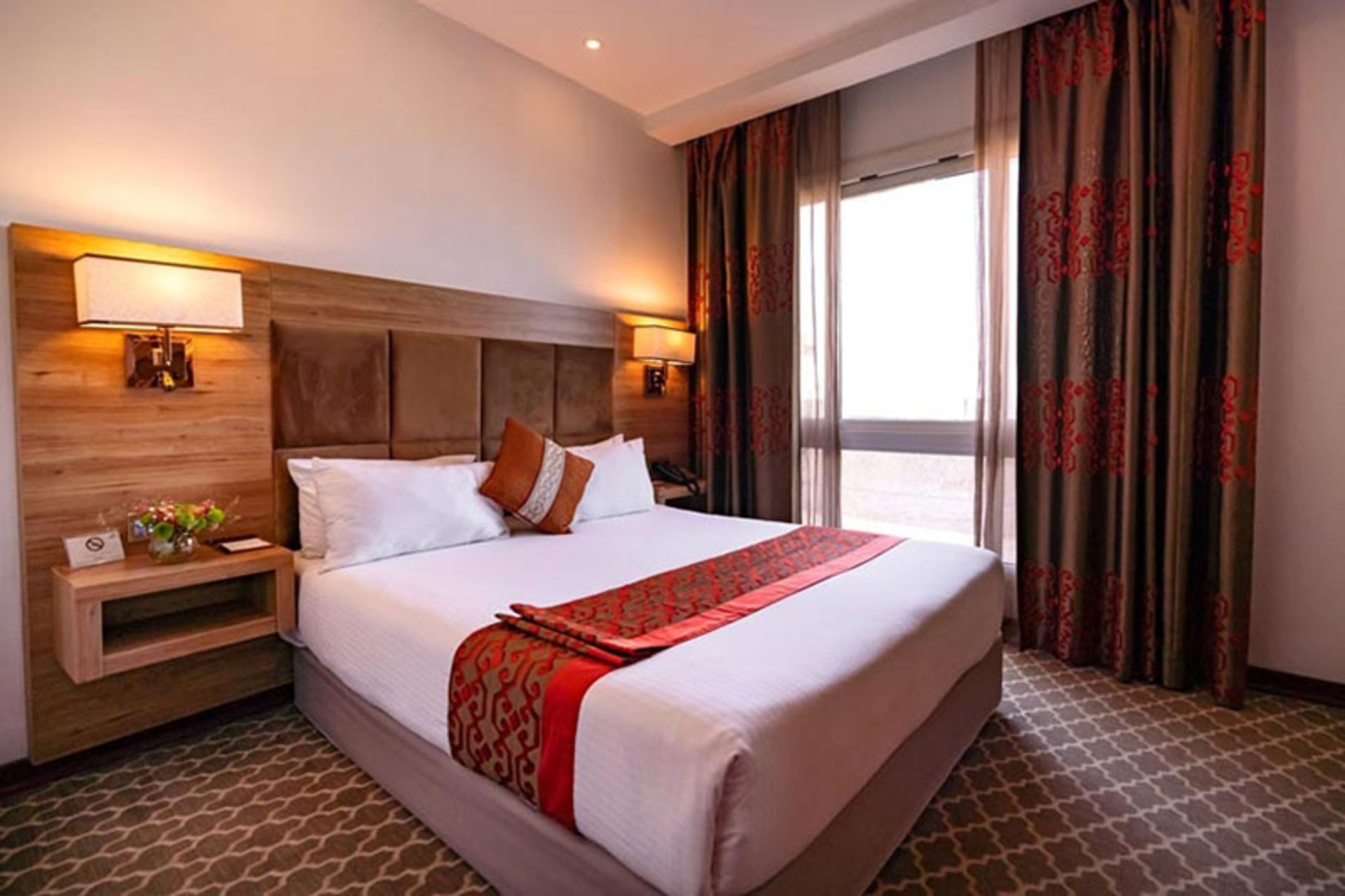 تخت دونفره در اتاق های هتل کوروش کیش؛ منبع عکس: booking.ir؛ عکاس: نامشخص