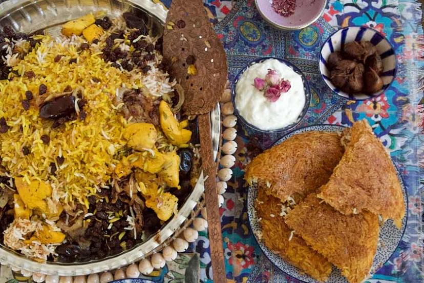 رشته پلو با مرغ و خرما، منبع عکس: labsalliebe.com، عکاس: نامشخص
