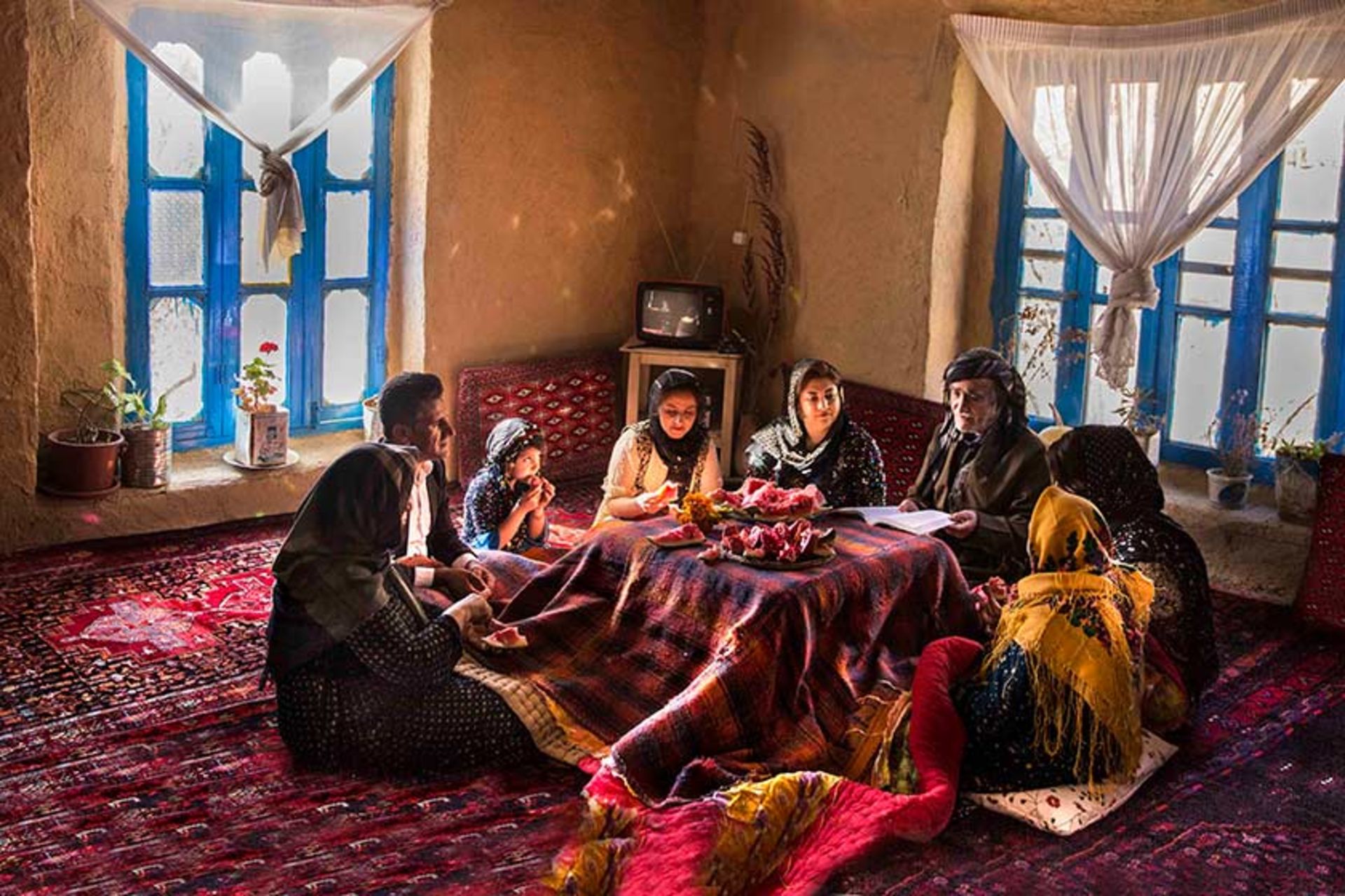 دورهمی خانواده کرد در شب چله؛ منبع عکس: chtn.ir؛ عکاس: نامشخص
