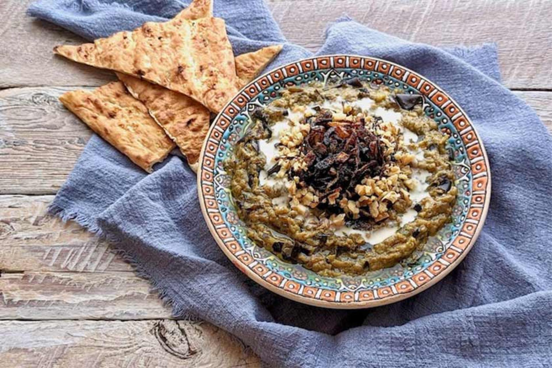 کشک و بادمجان با نان، منبع عکس: beinspired.au، عکاس: نامشخص