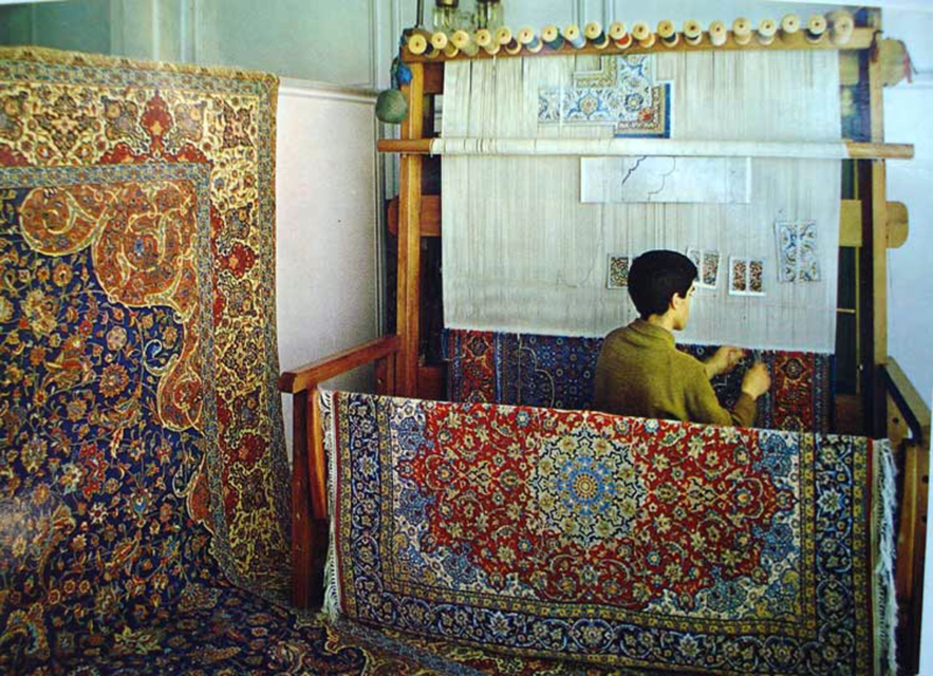 عکس کلاوس از کارگاه فرش در دهه ۵۰ شمسی