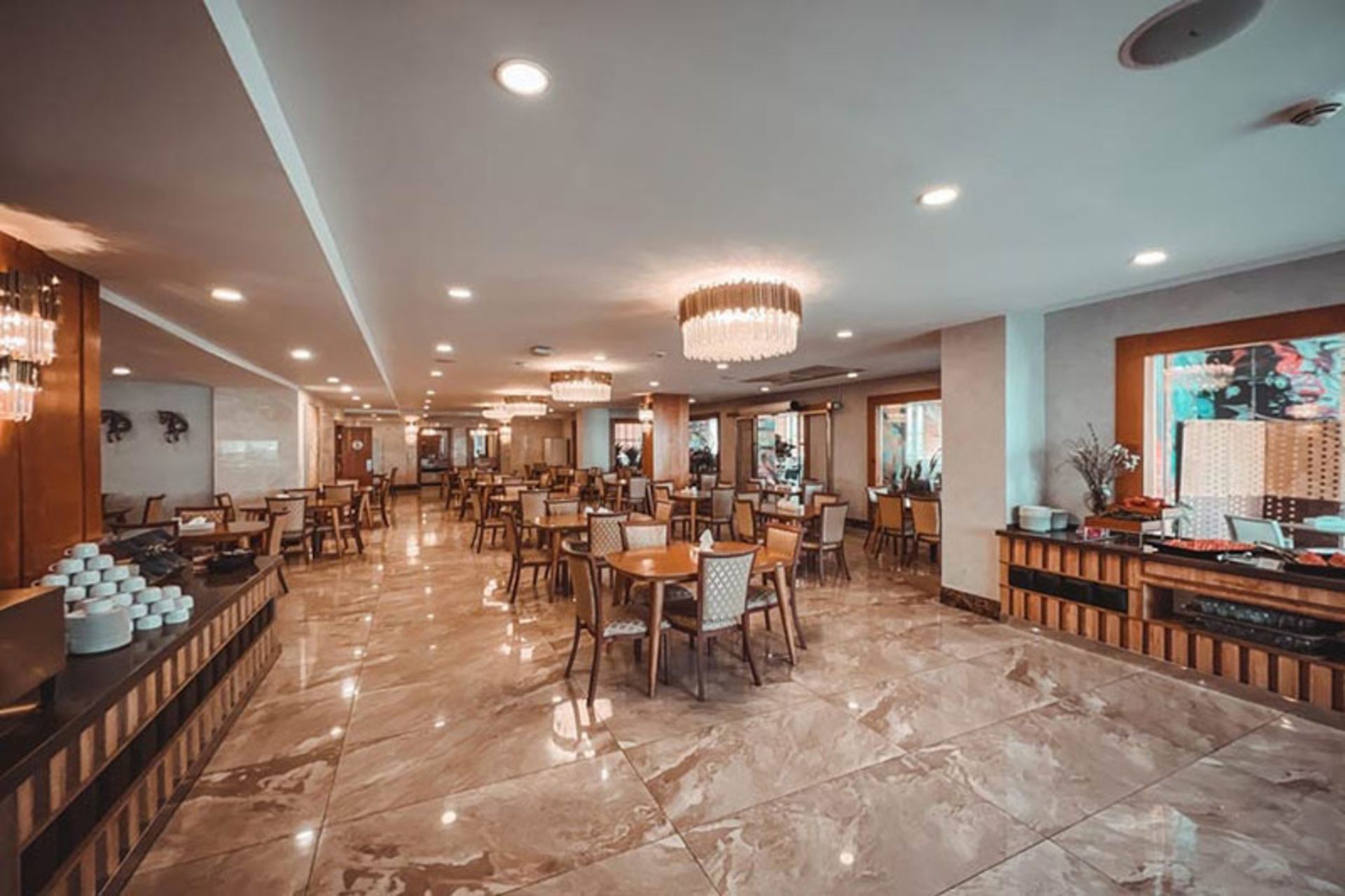 فضای رستوران و کافی شاپ هتل کوروش کیش؛ منبع عکس: booking.ir؛ عکاس: نامشخص
