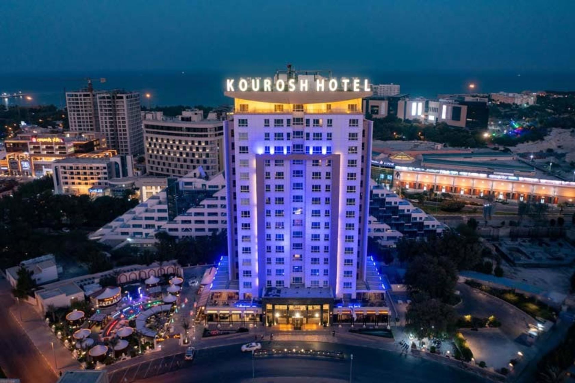 تصویر هوایی از هتل کوروش کیش در شب؛ منبع عکس: booking.ir؛ عکاس: نامشخص