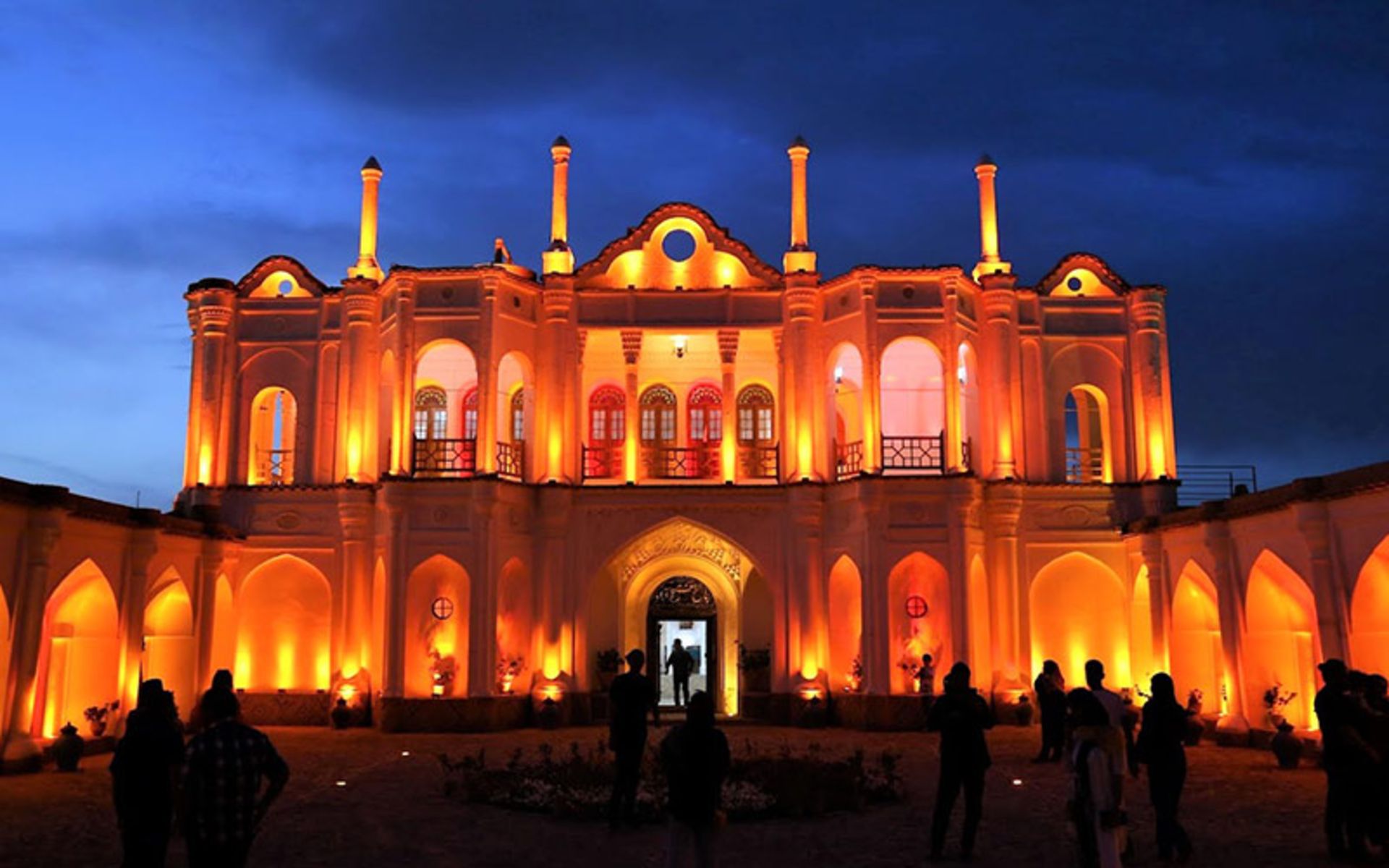 عمارت باغ فتح آباد کرمان در شب