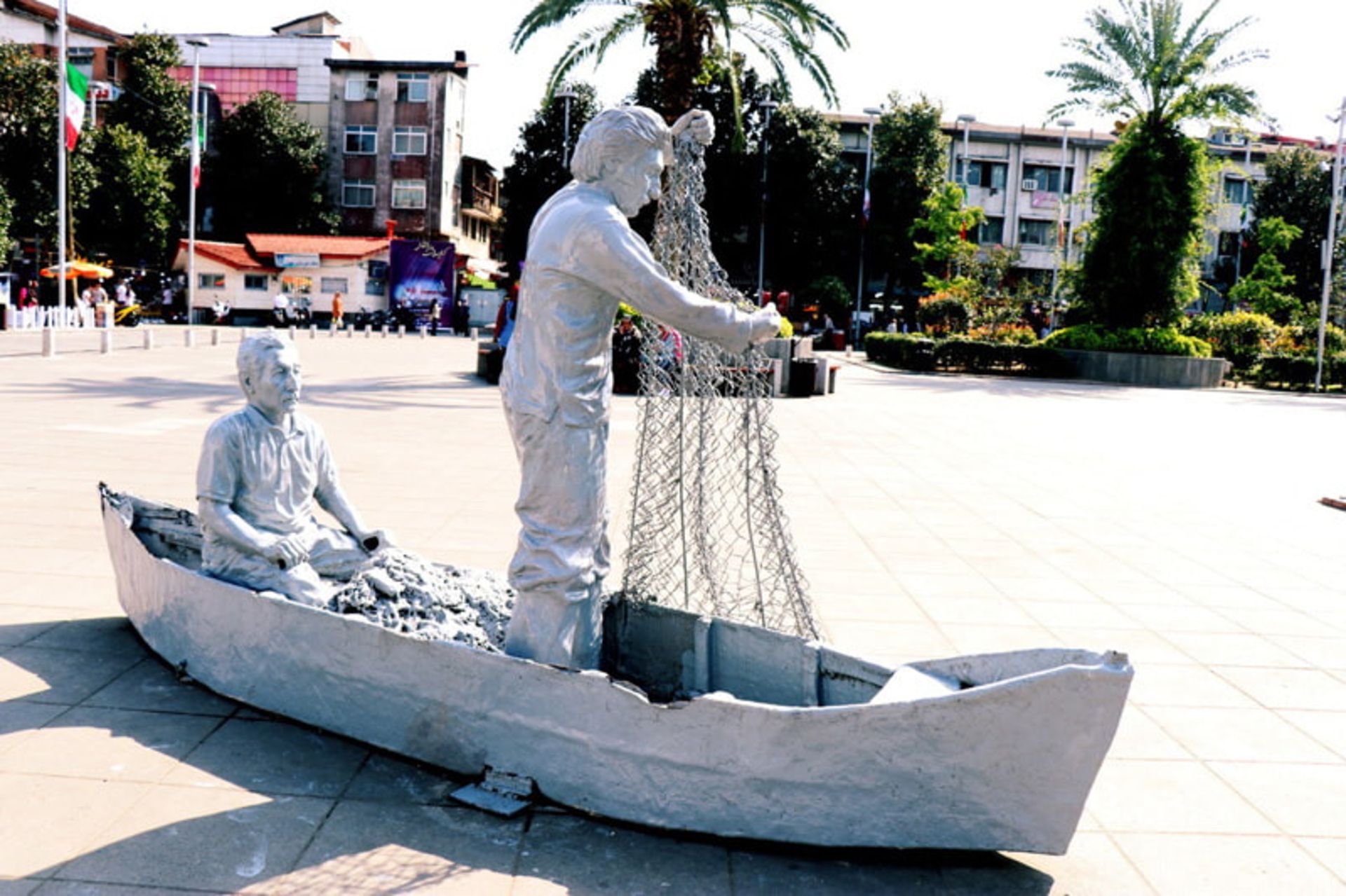 مجسمه قایق ماهیگیران در پیاده راه فرهنگی رشت