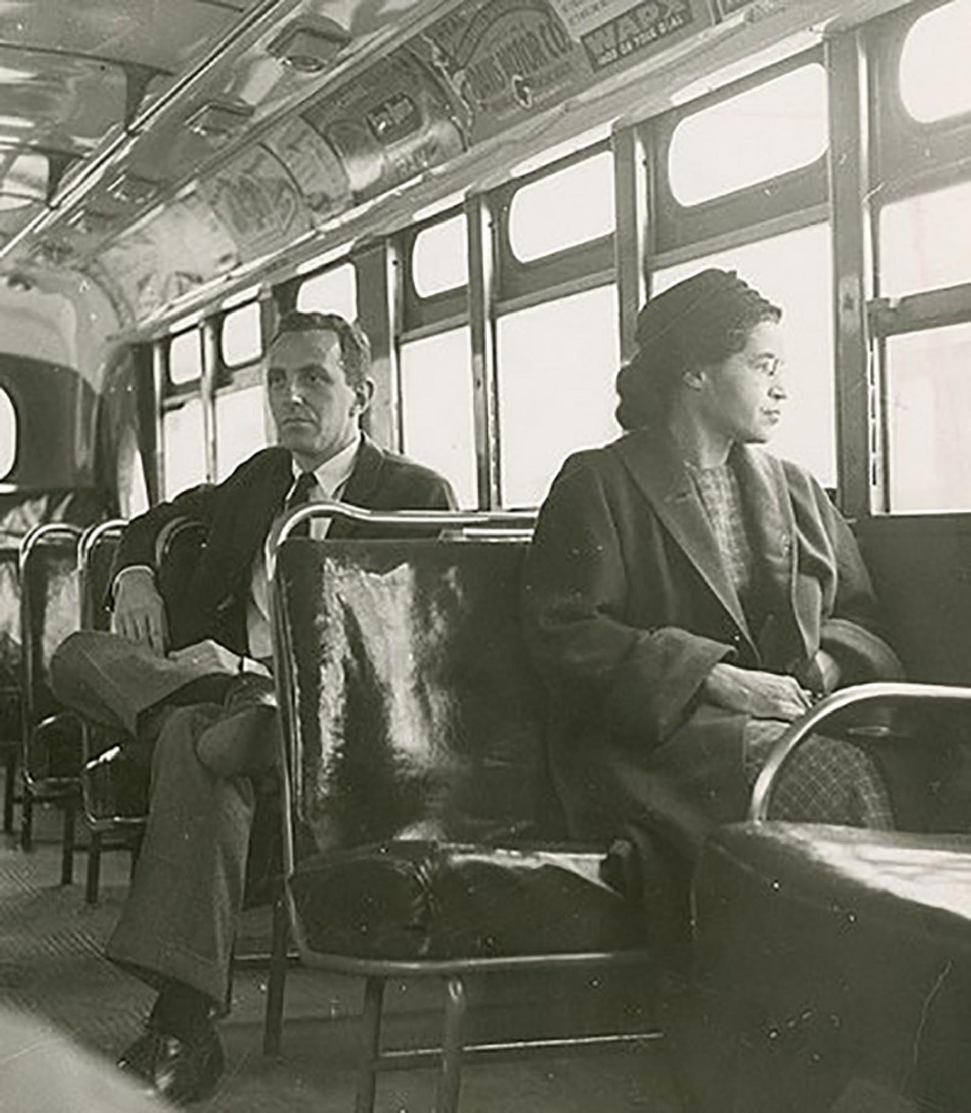 روزا پارکس (Rosa Parks) از چهره‌ های برجسته جنبش حقوق مدنی در آمریکا؛ عکاس: نامشخص